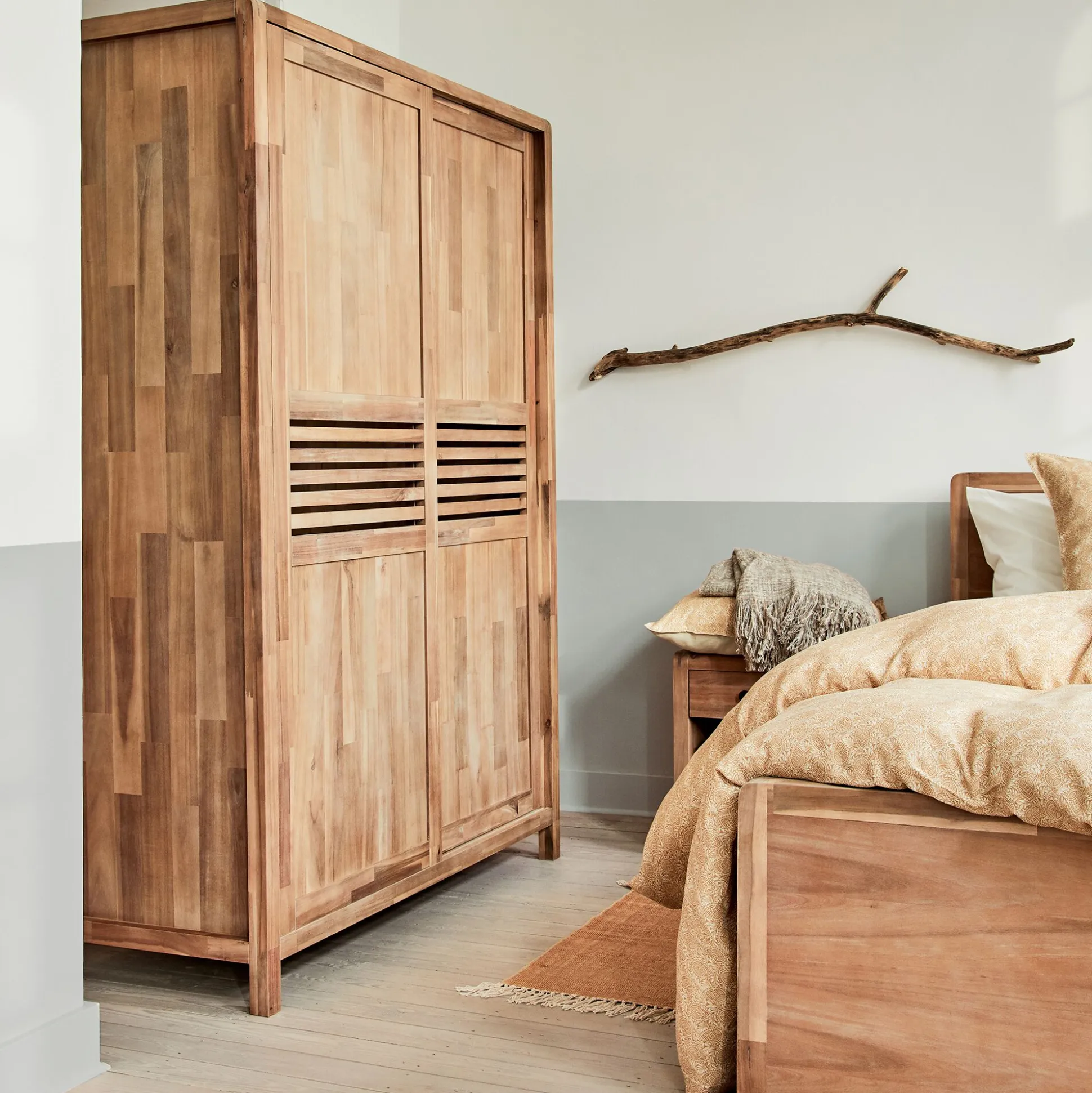 Armoire 2 portes coulissantes en acacia massif H203cm - bois clair