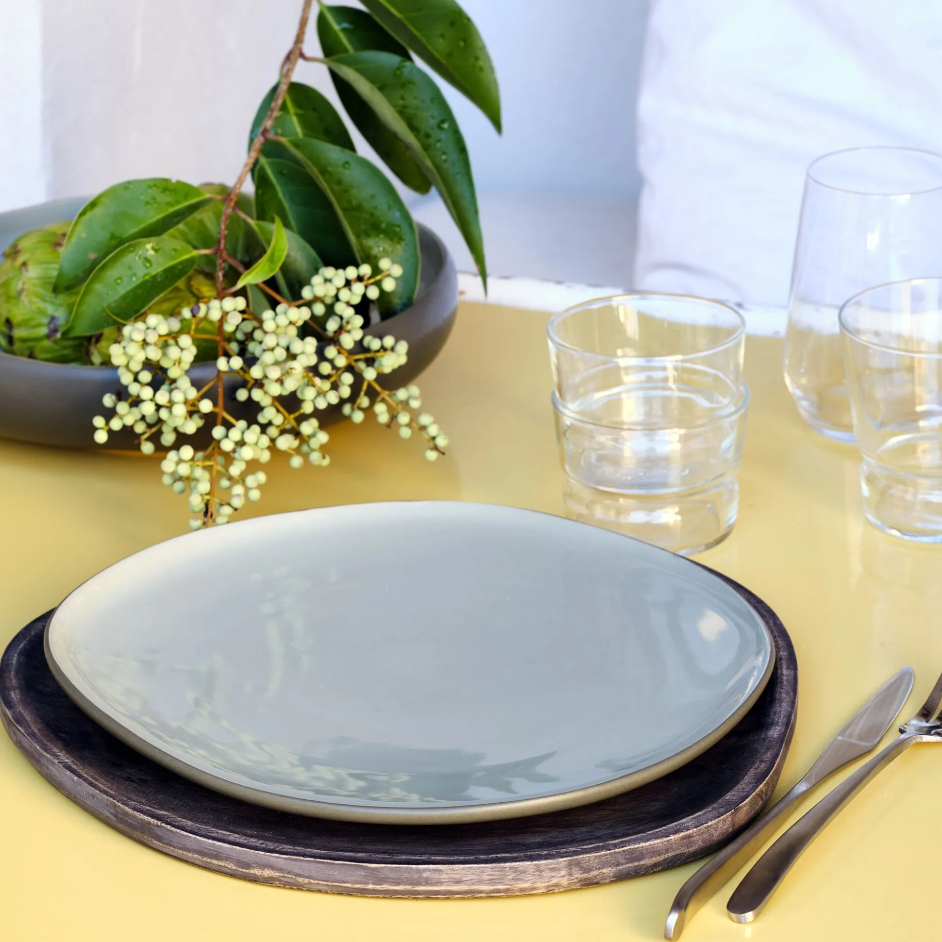 Assiette plate en grès D27cm - vert olivier