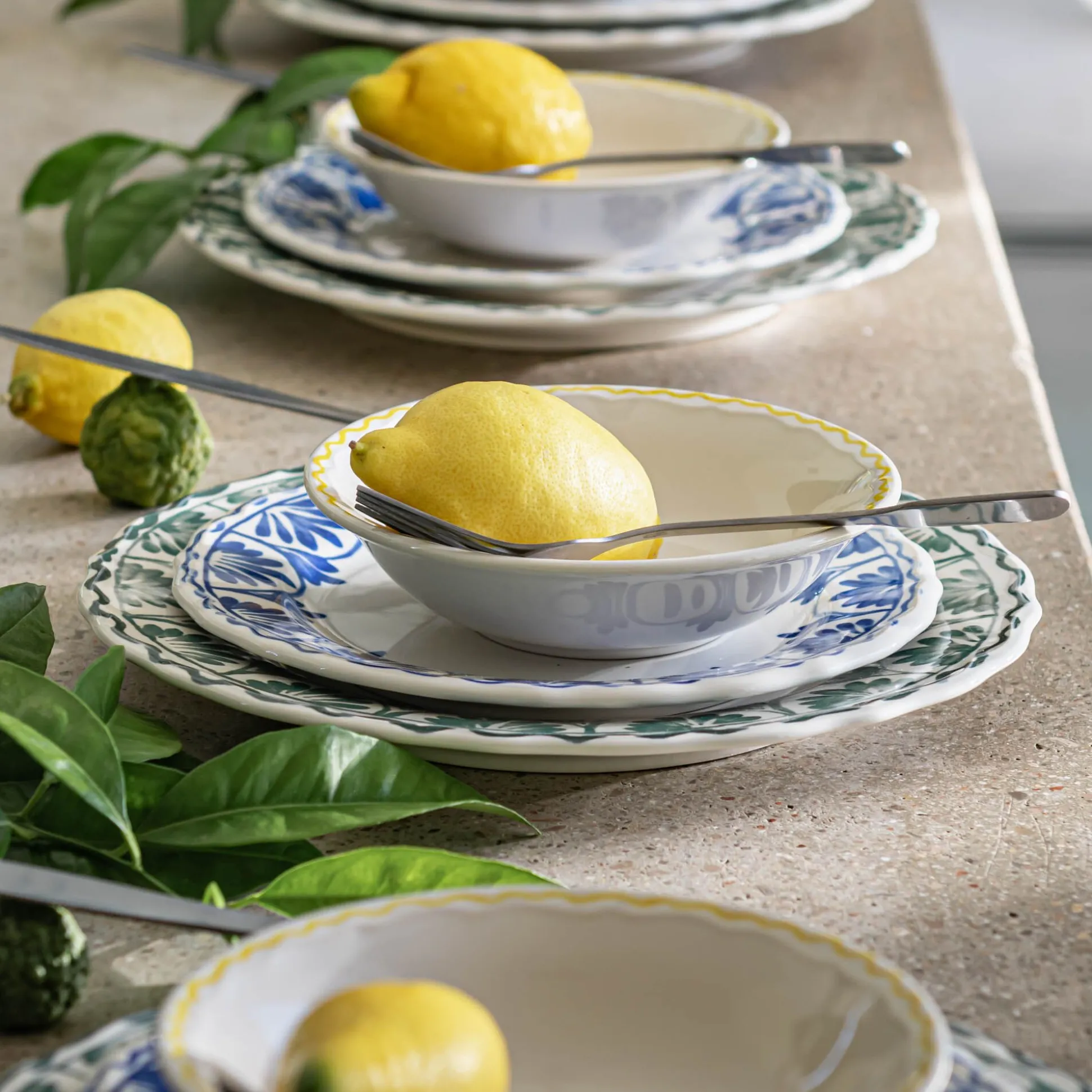 Assiette plate en grès à motif floral vert D28cm - blanc