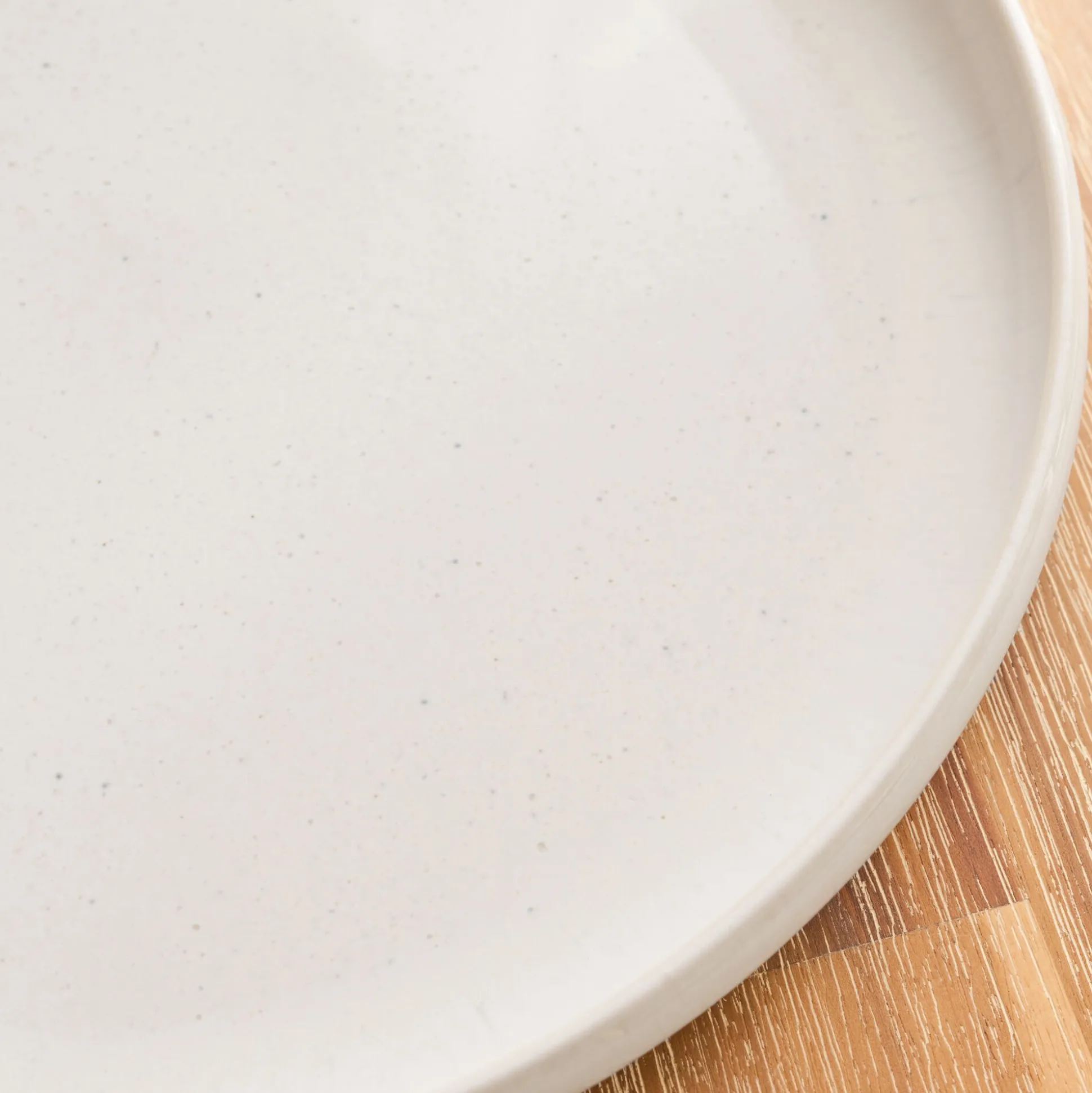 Assiette plate en grès moucheté D26,5cm - blanc