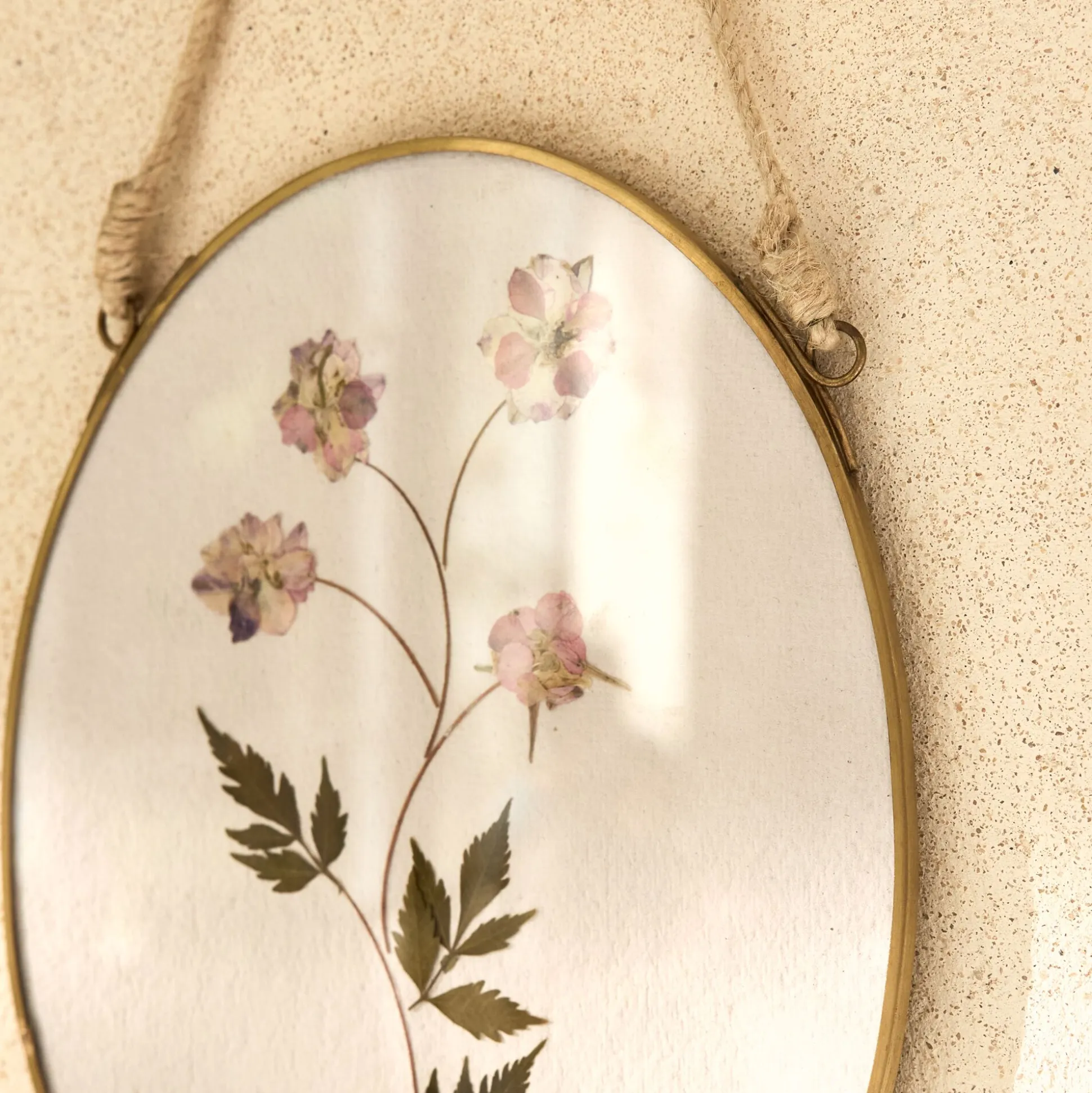 Cadre décoratif ovale avec fleurs séchées - doré