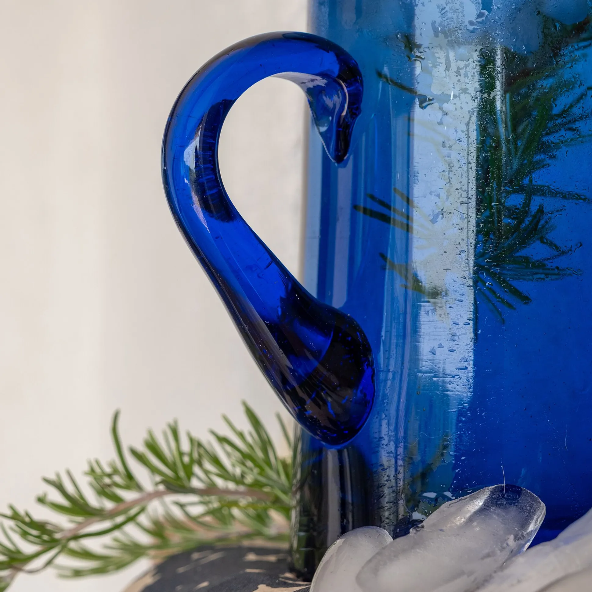 Carafe avec anse en verre recyclé 1,1L - bleu