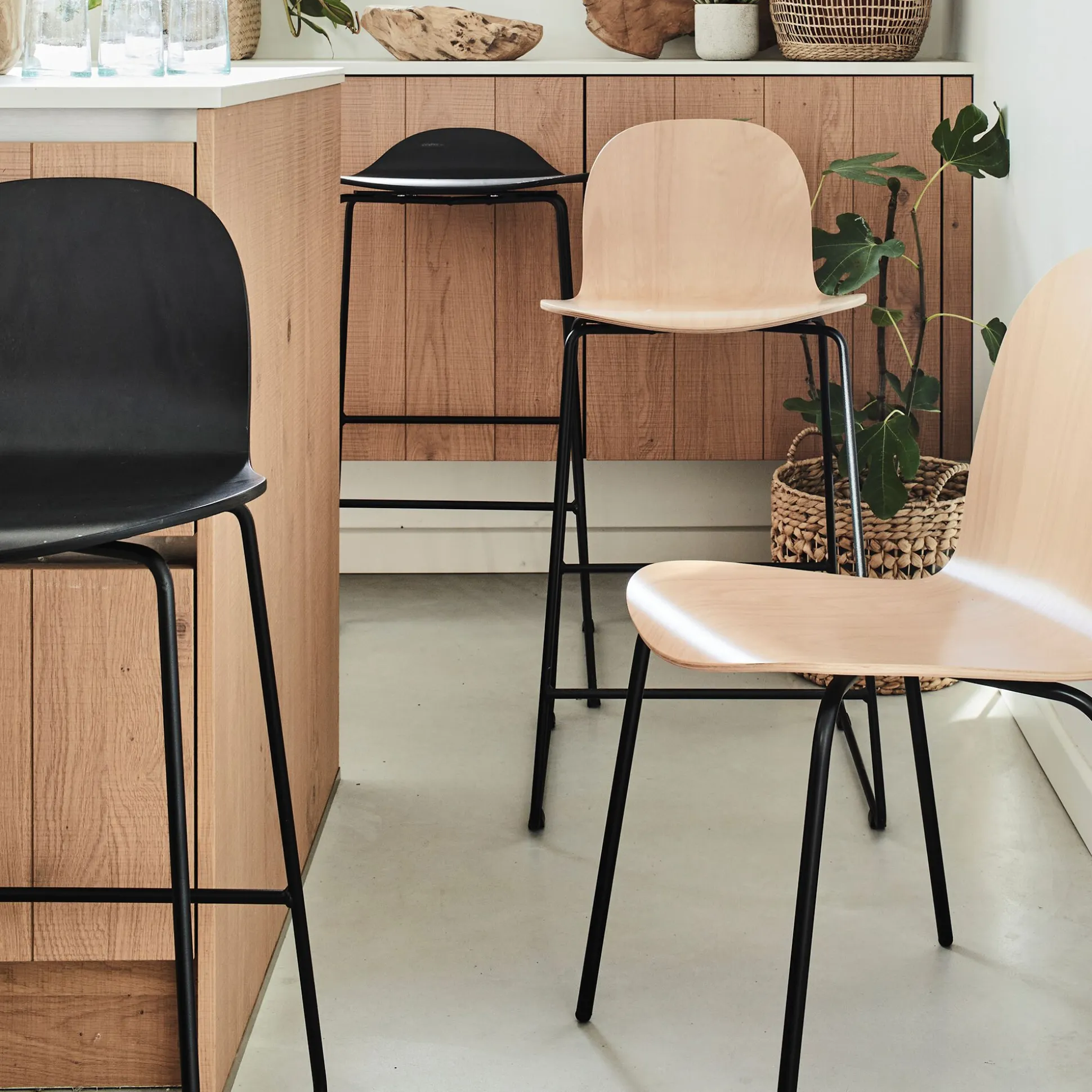 Chaise de bar avec coque en contreplaqué moulé de hêtre - noir H66cm