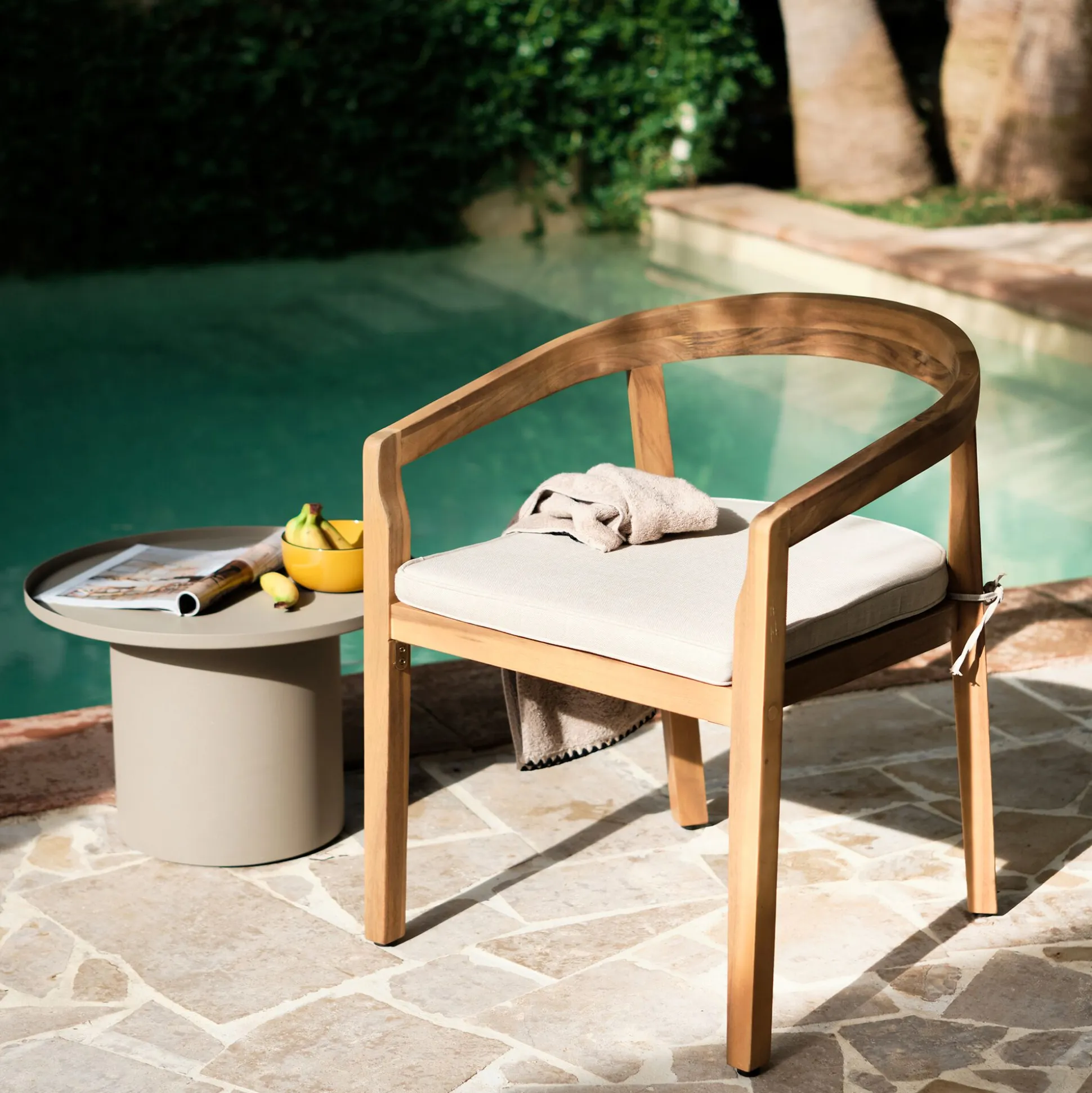 Chaise de jardin avec accoudoirs en acacia avec coussin - bois clair