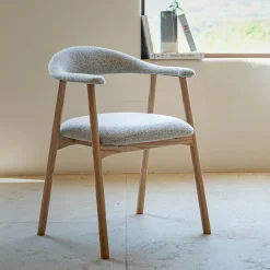 Chaise de repas avec accoudoirs en bois et tissu - gris