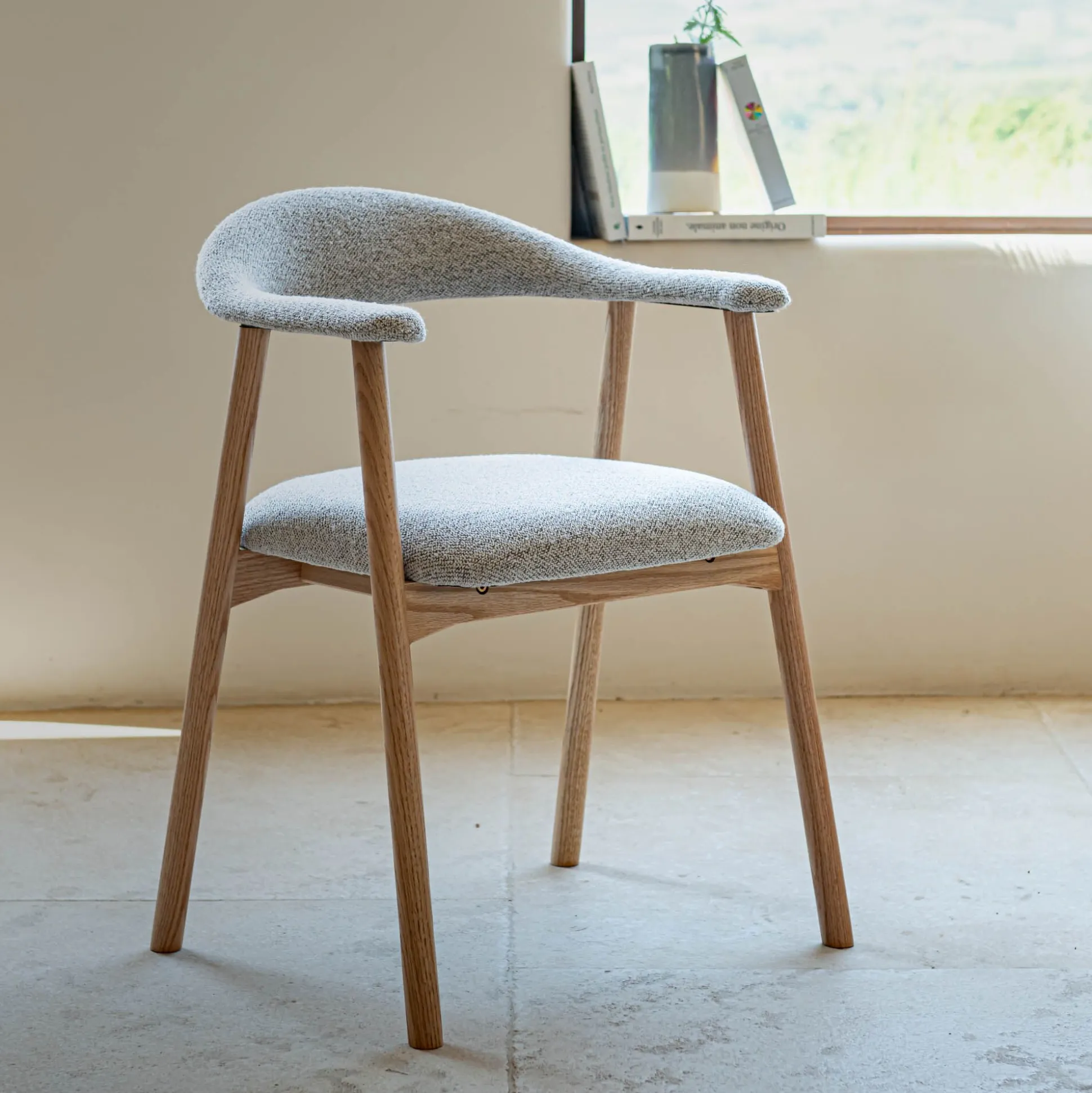 Chaise de repas avec accoudoirs en bois et tissu - gris
