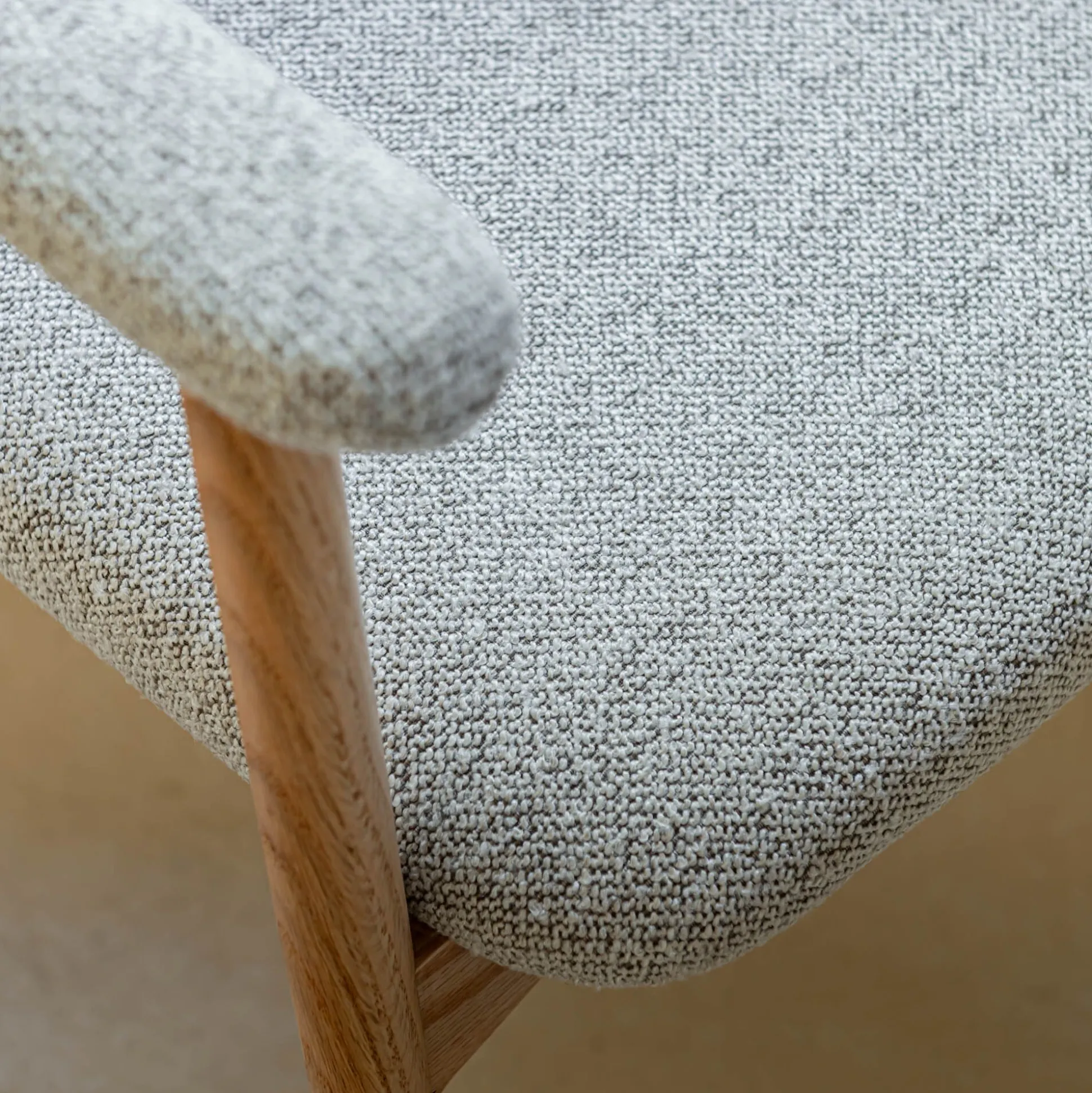 Chaise de repas avec accoudoirs en bois et tissu - gris