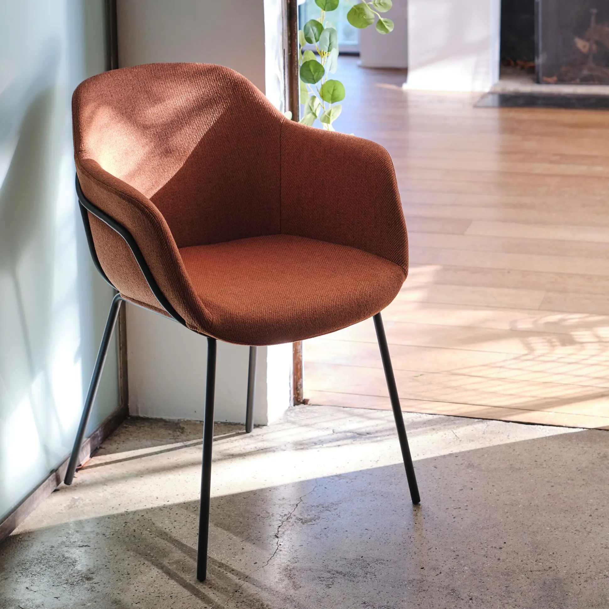 Chaise de repas avec accoudoirs en tissu - brun rustrel