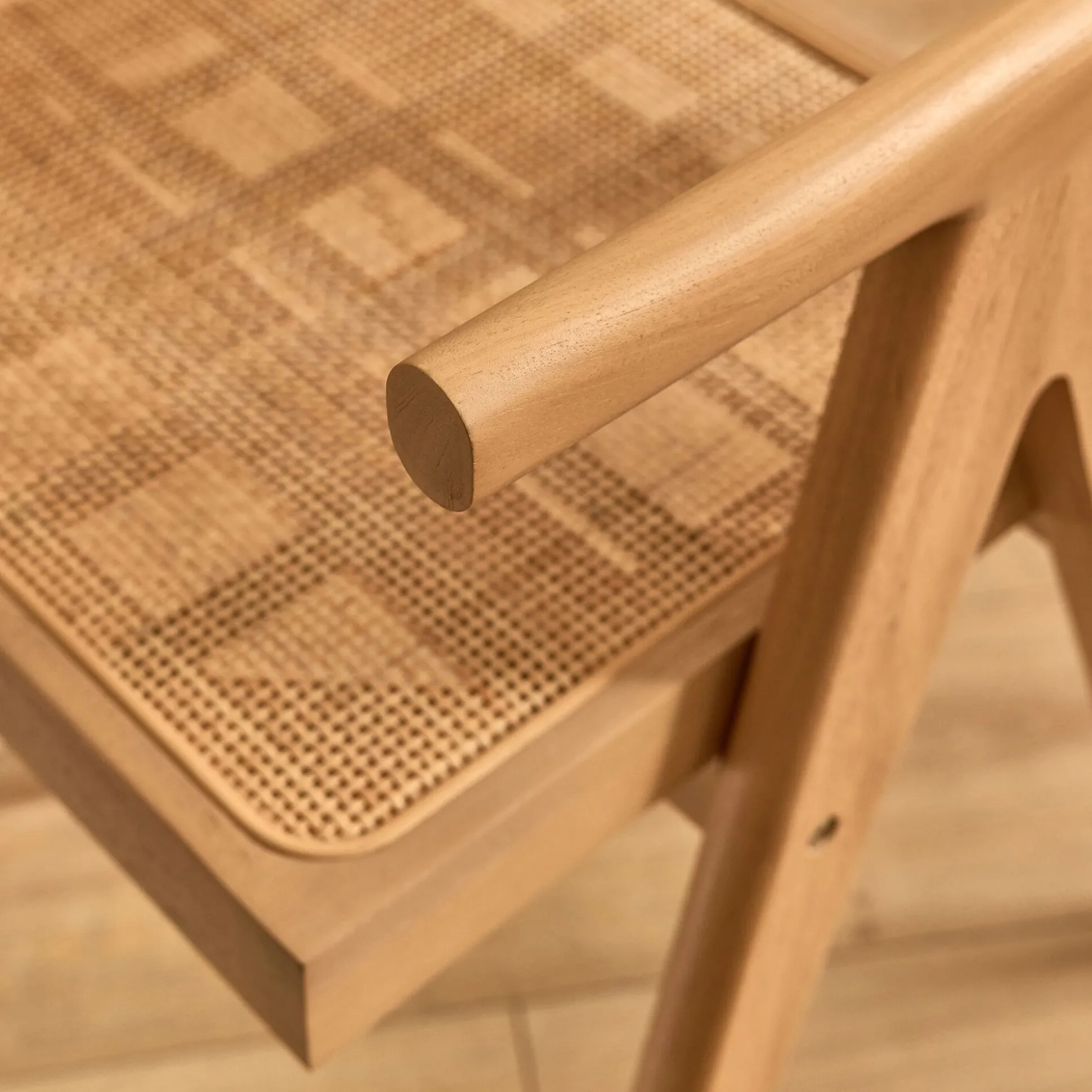 Chaise de repas avec accoudoirs en acajou et cannage - bois clair