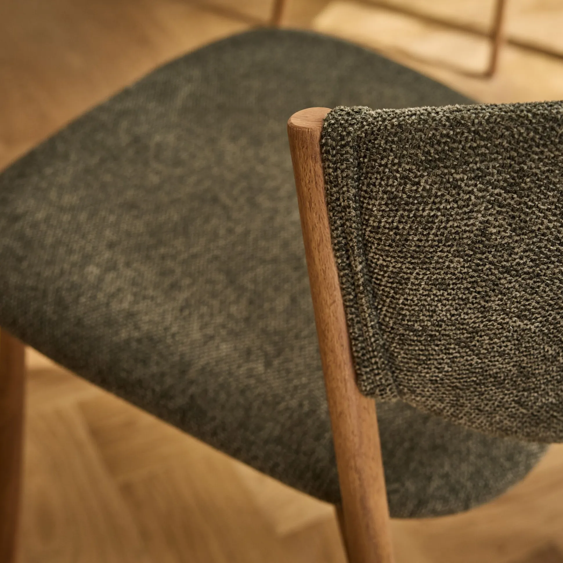 Chaise de repas épurée en tissu - vert