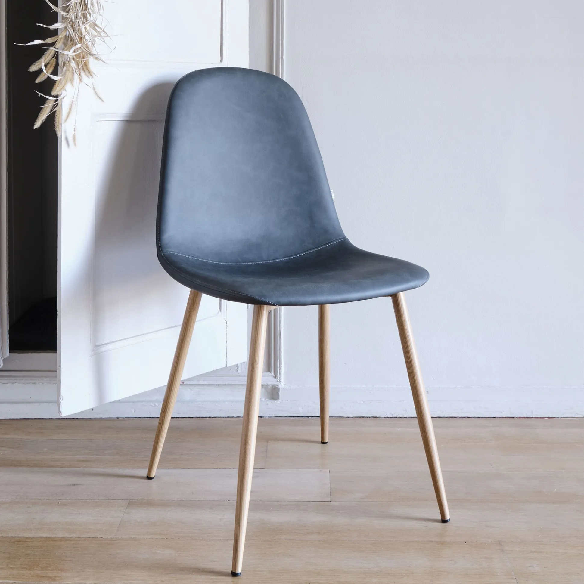 Chaise en acier et simili - noir