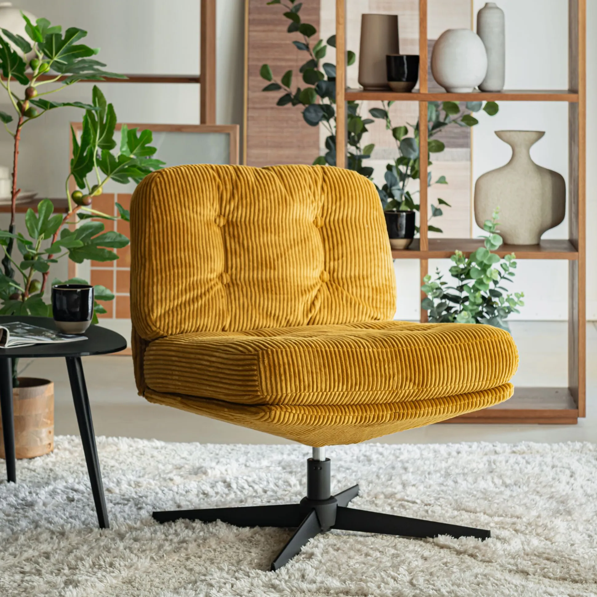 Chaise pivotante en velours côtelé et piétement en fer - jaune argan