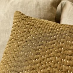 Coussin avec surpiqûres Kantha en lin et coton 40x60cm - vert mousse