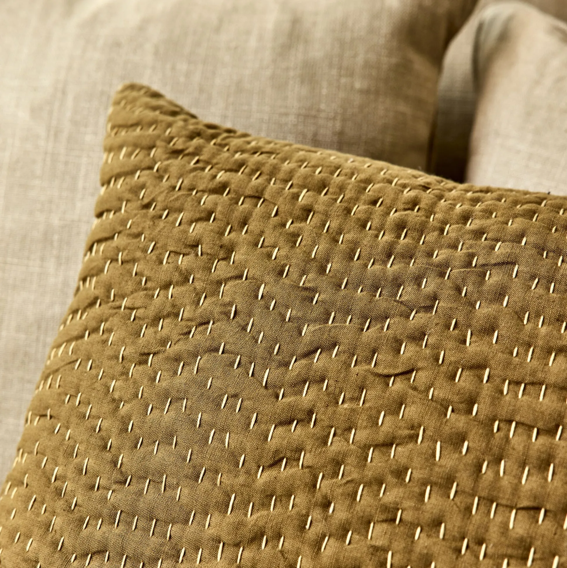 Coussin avec surpiqûres Kantha en lin et coton 40x60cm - vert mousse
