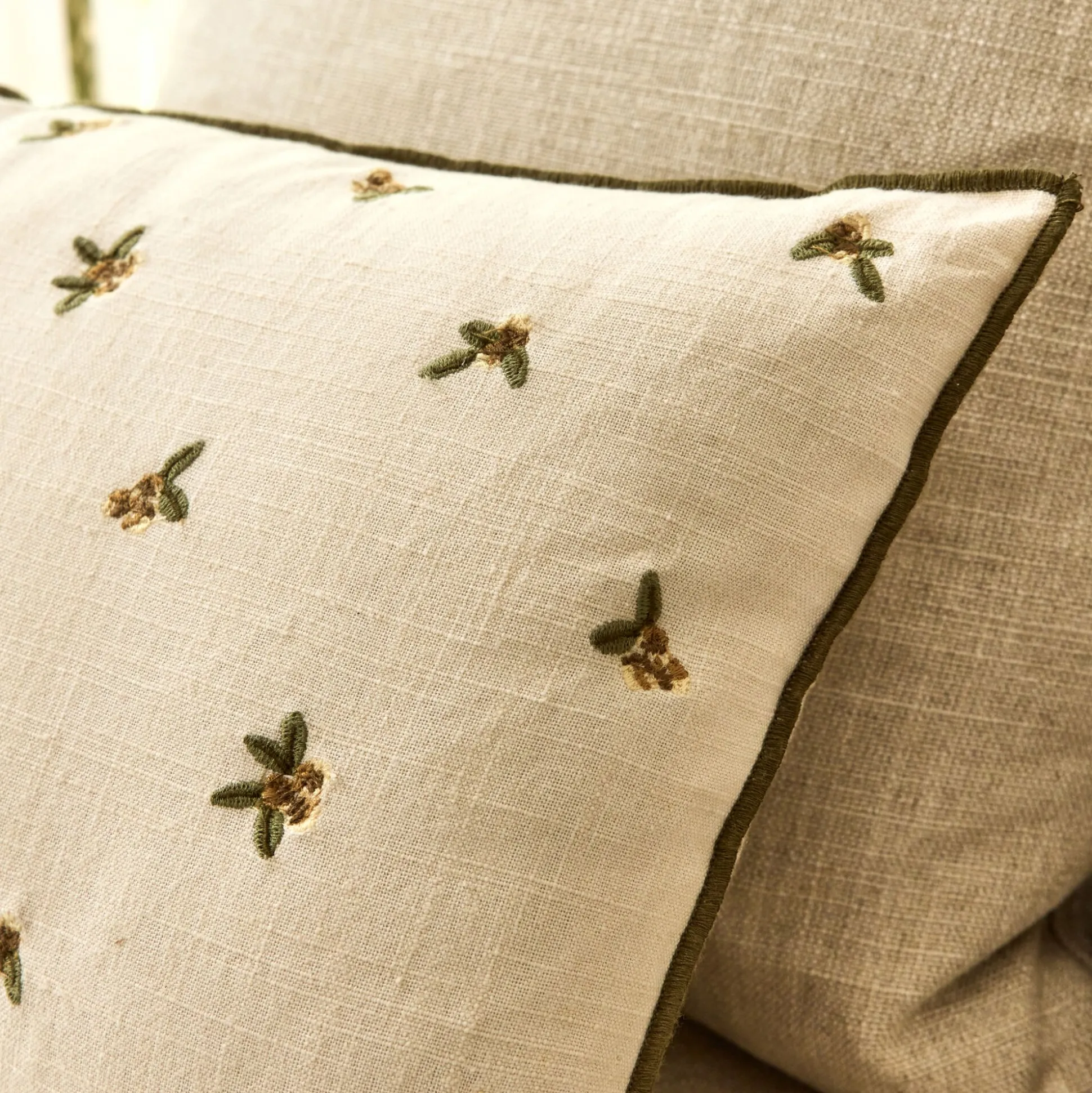 Coussin broderie florale en coton 30x50cm - naturel