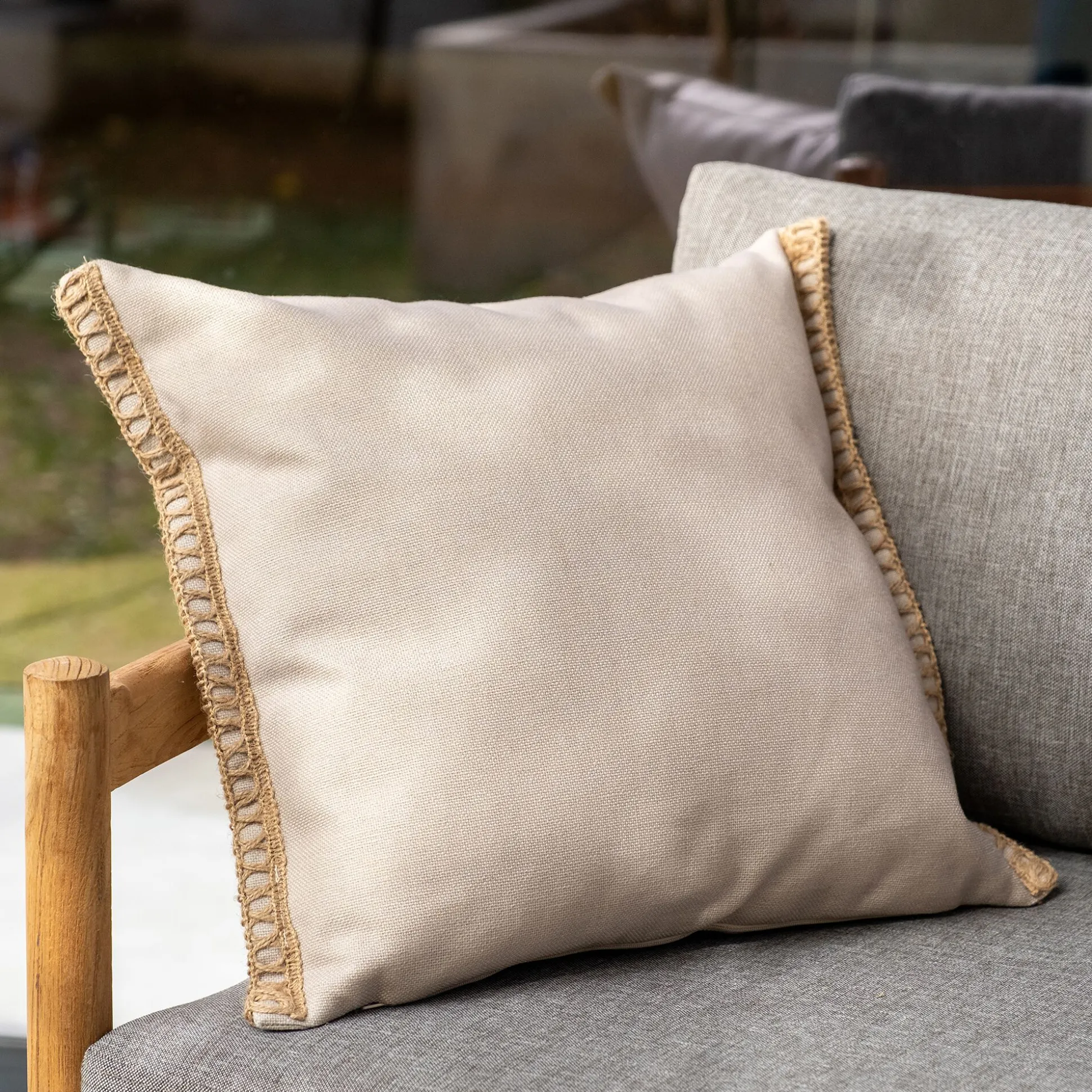 Coussin de jardin brodé en tissu 45x45cm - beige alpilles