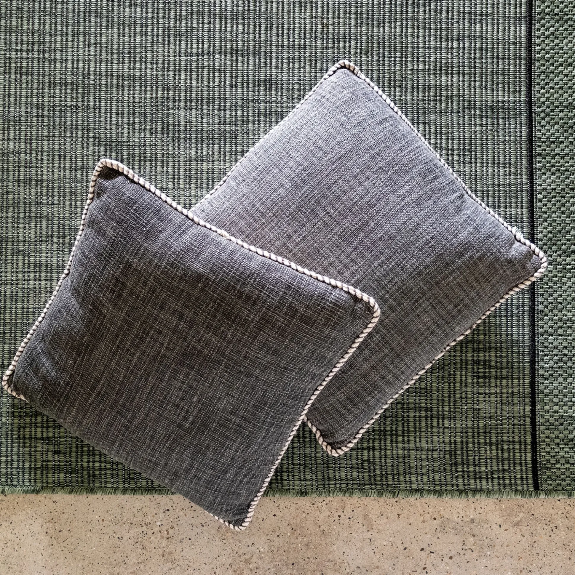 Coussin finition passepoil en coton 45x45cm - gris
