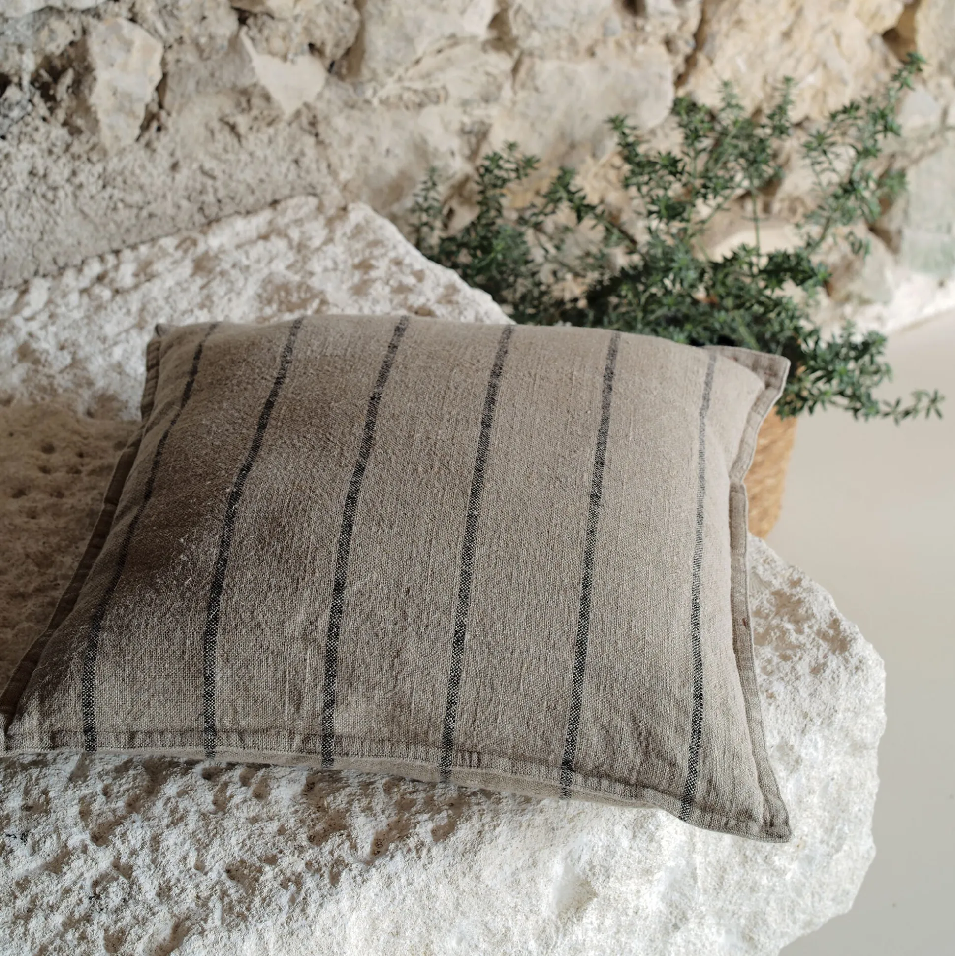 Coussin à rayures en lin 65x65cm - beige