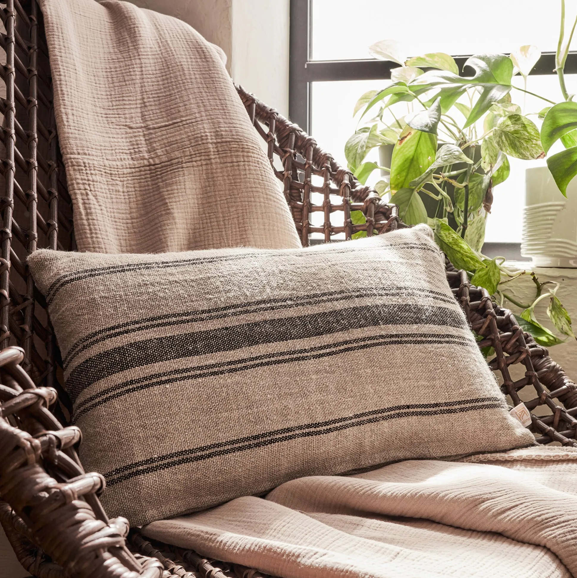 Coussin à rayures en lin 30x50cm - naturel et noir