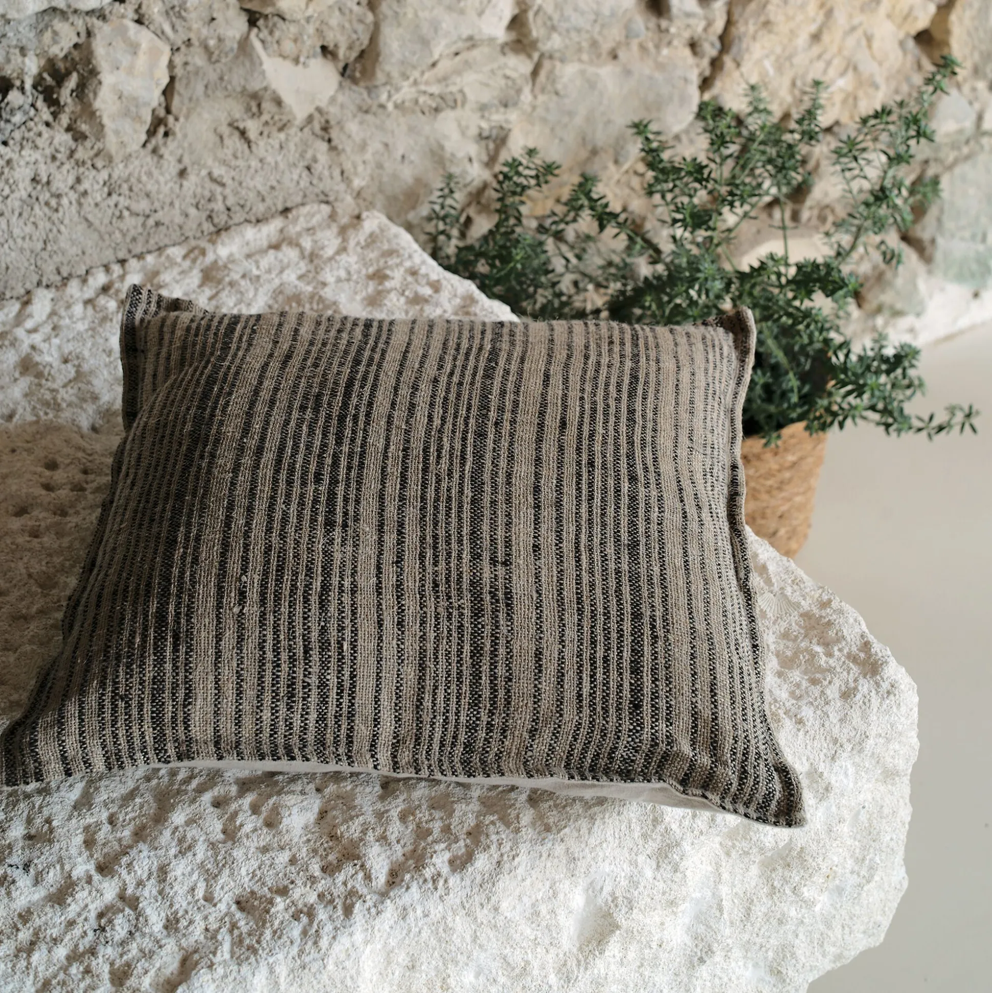 Coussin tissé teint en lin 65x65cm - noir