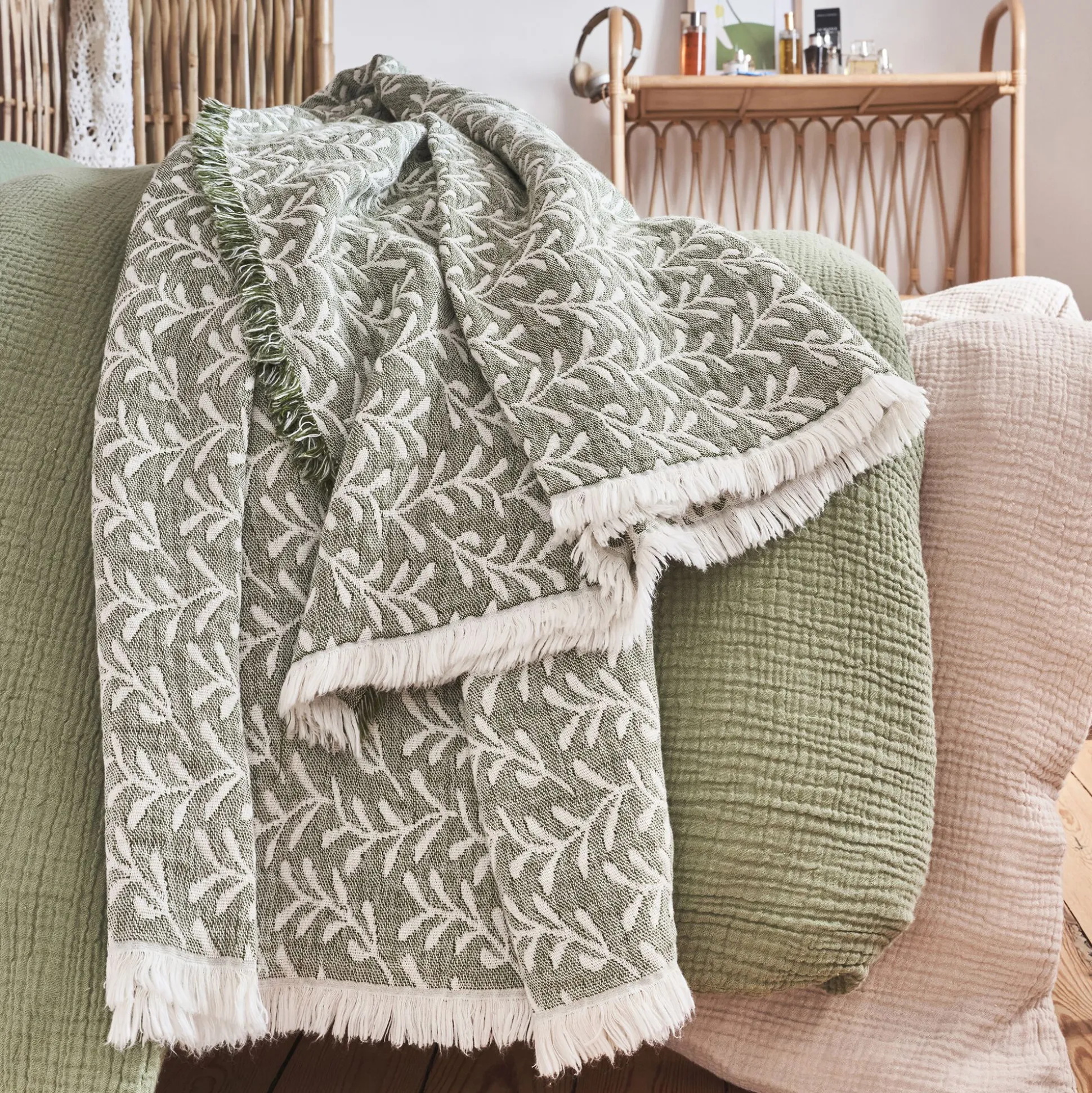 Couvre lit en coton motif feuilles finition franges 230x250cm - vert