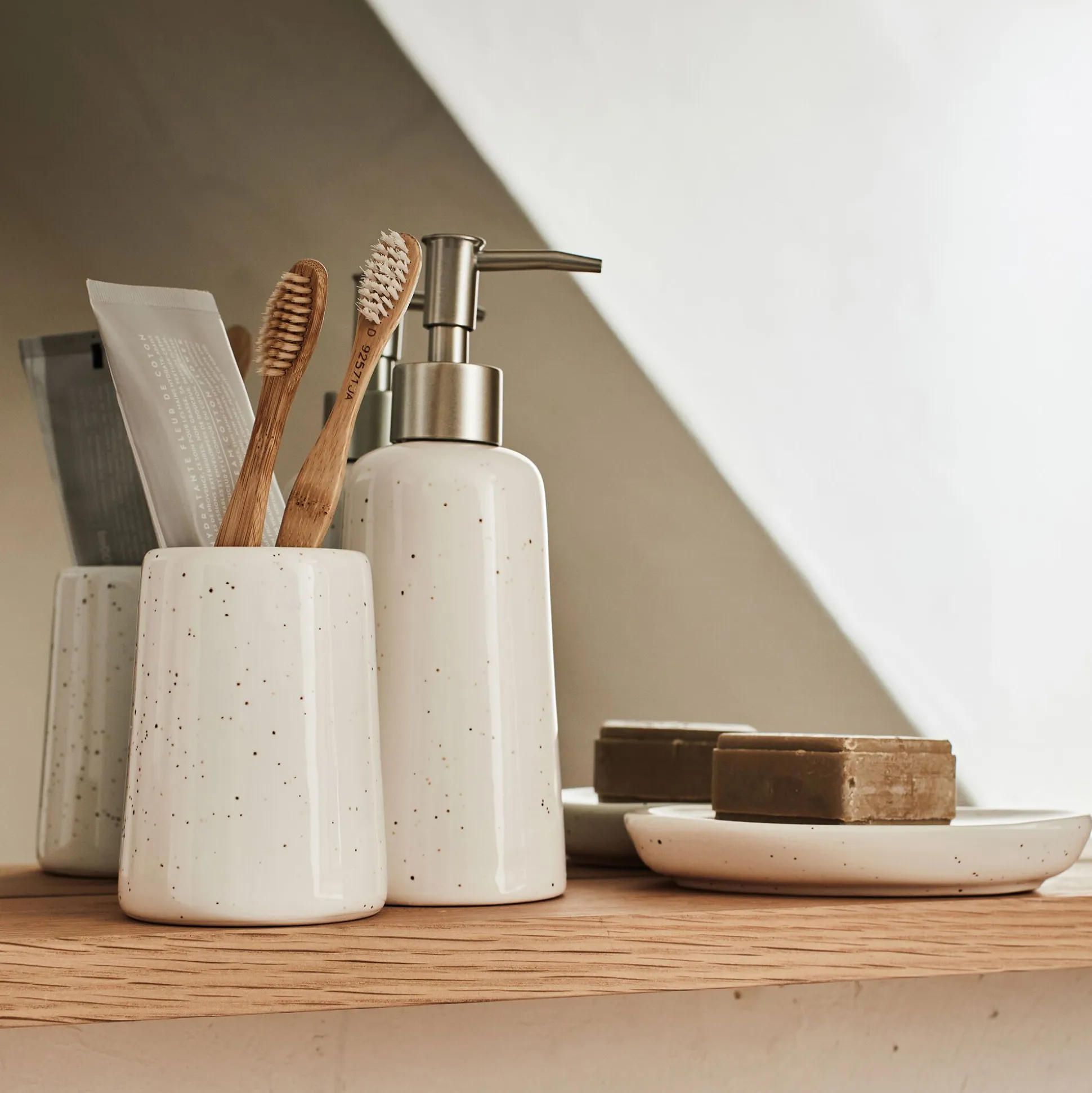 Distributeur de savon en céramique mouchetée - blanc ventoux