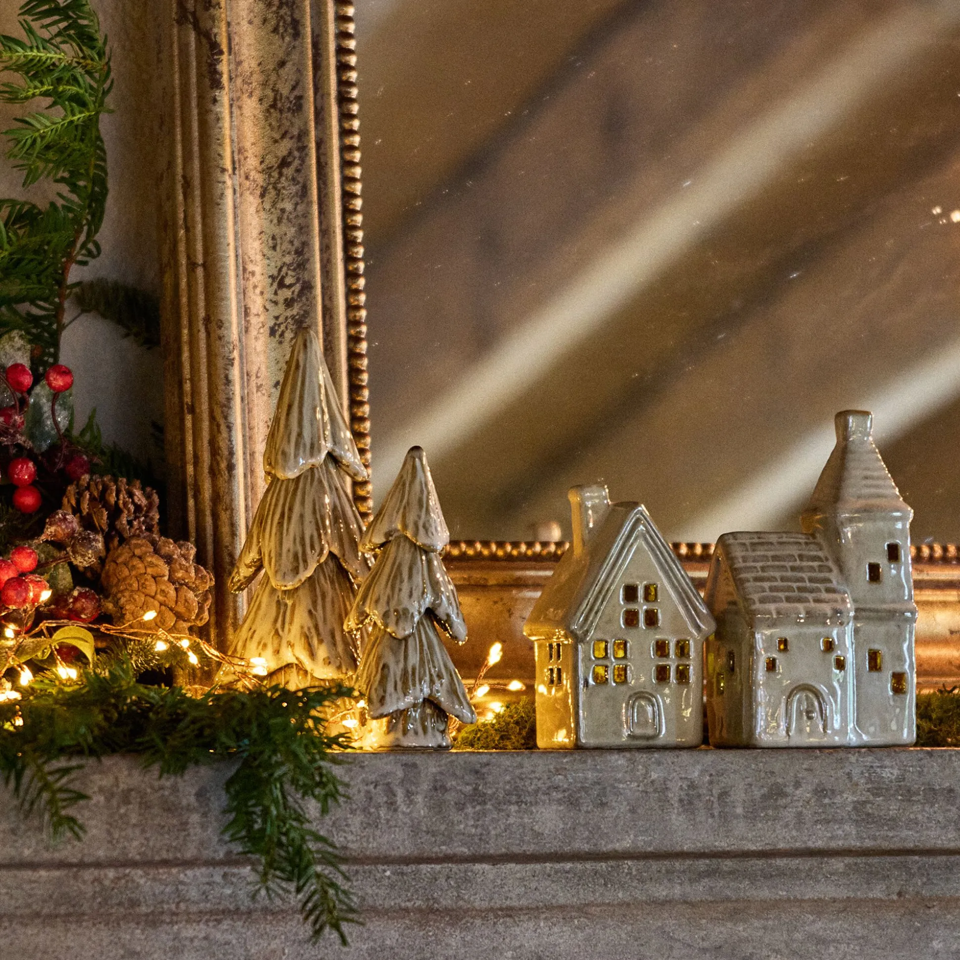 Eglise décorative à poser lumineuse en porcelaine - beige