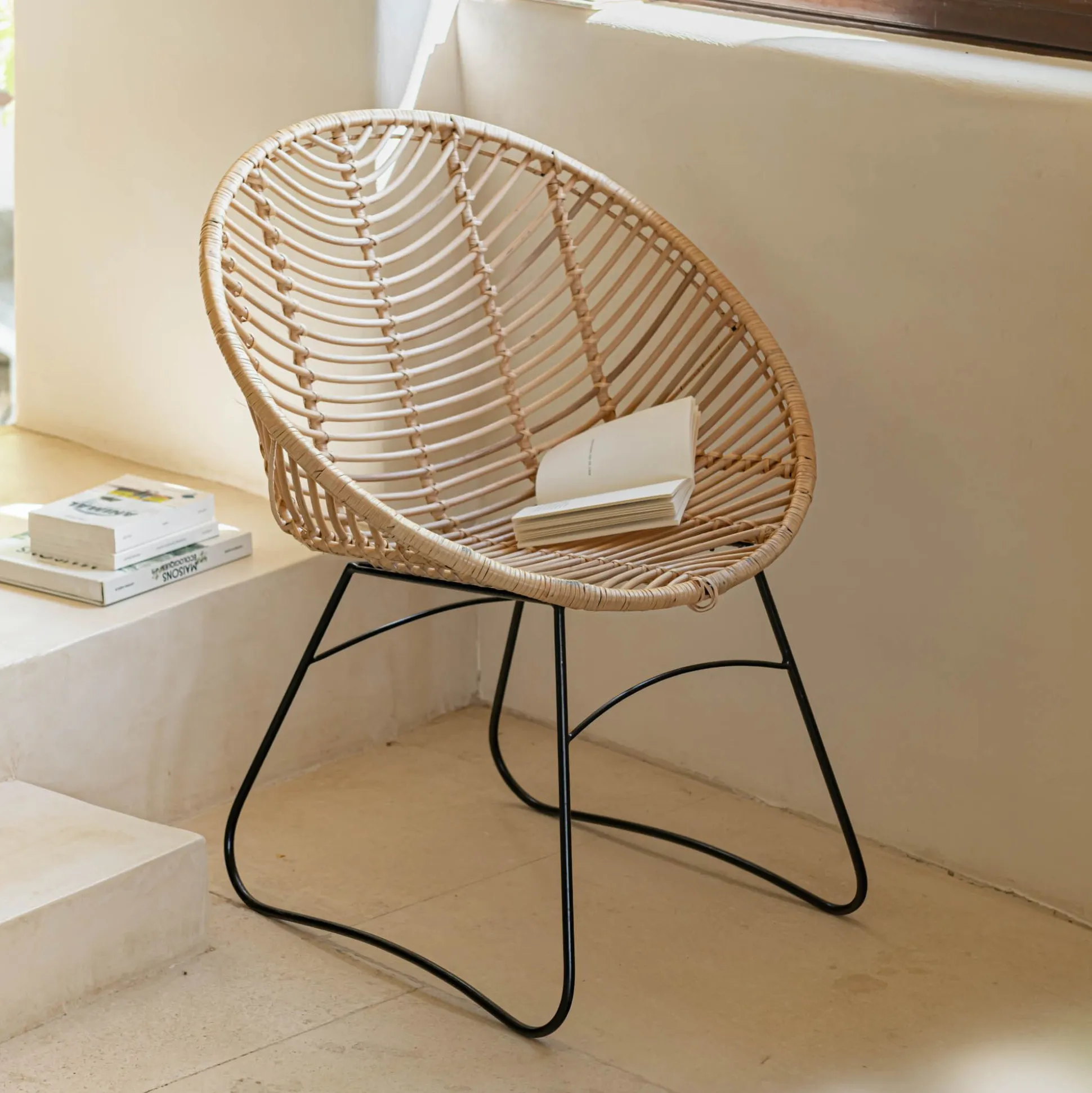 Fauteuil rond en rotin et métal - naturel