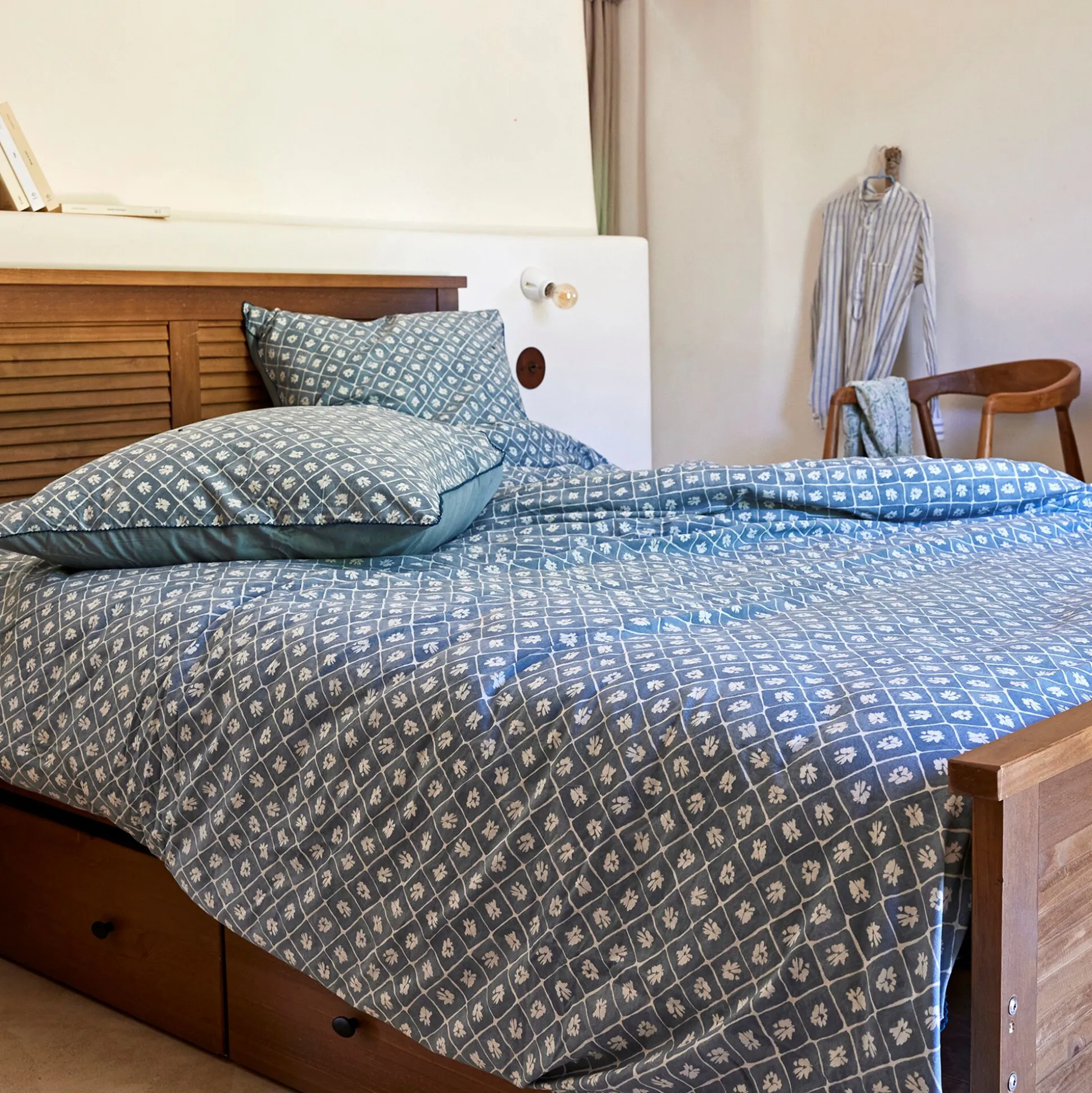 Housse de couette 240x220cm et 2 taies d'oreiller 63x63cm en coton lavé - bleu