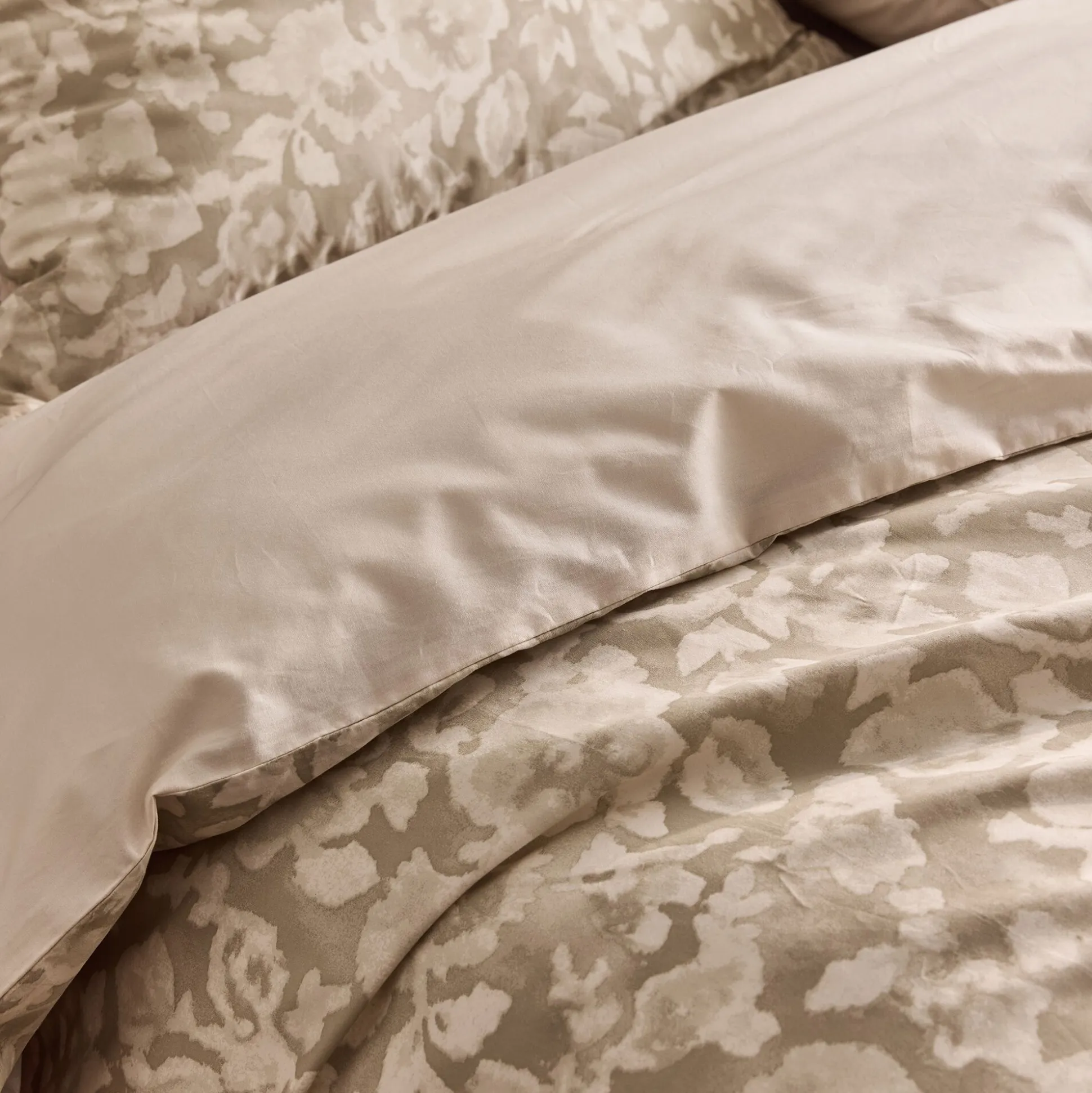 Housse de couette 240x220cm et 2 taies d'oreiller 63x63cm en percale de coton motif floral - beige