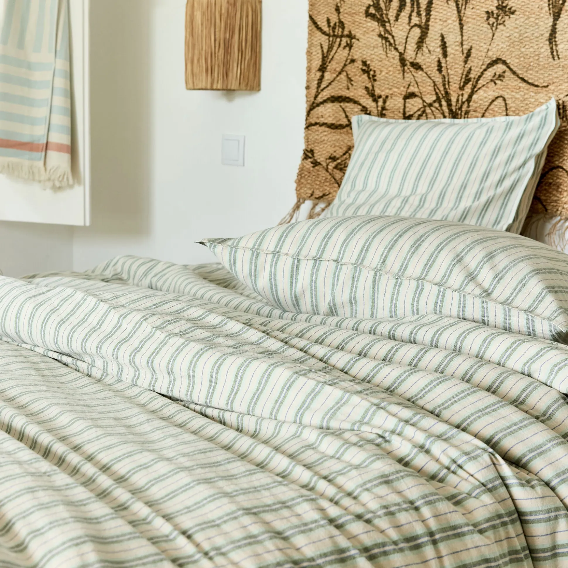 Housse de couette 240x220cm et 2 taies d'oreiller 63x63cm motif rayé en coton tissé teint lavé - bleu