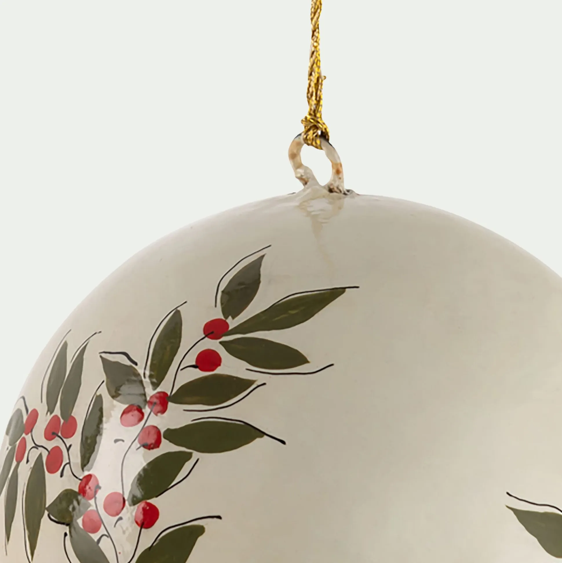 Lot de 6 boules de Noël en papier mâché motif houx peint main D7cm - blanc
