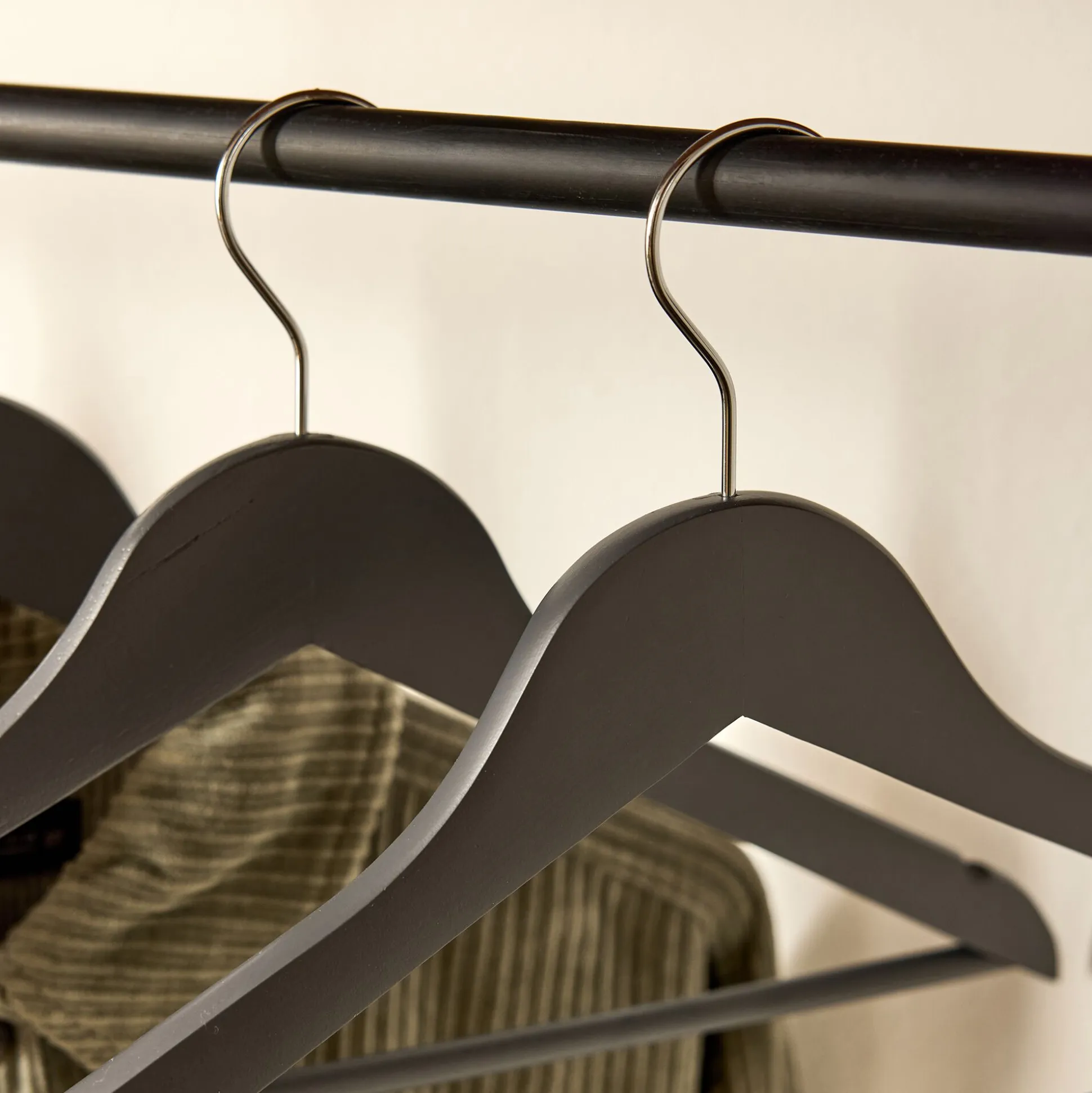 Lot de 5 cintres en bois - gris