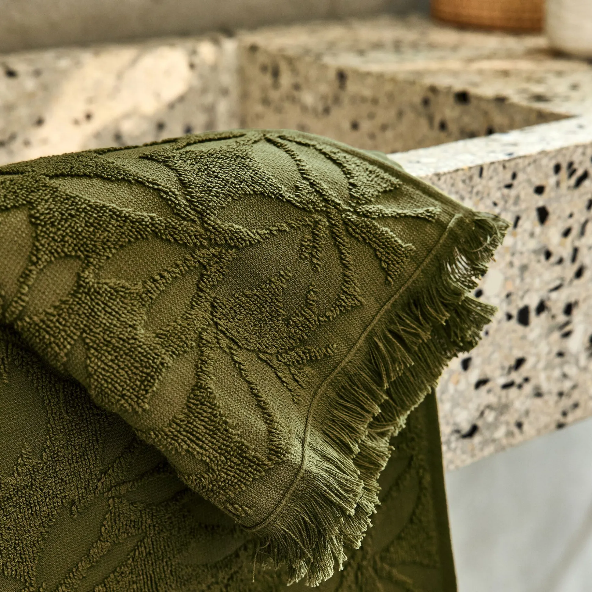 Lot de 2 serviettes invités en coton motif floral 30x50cm - vert mousse