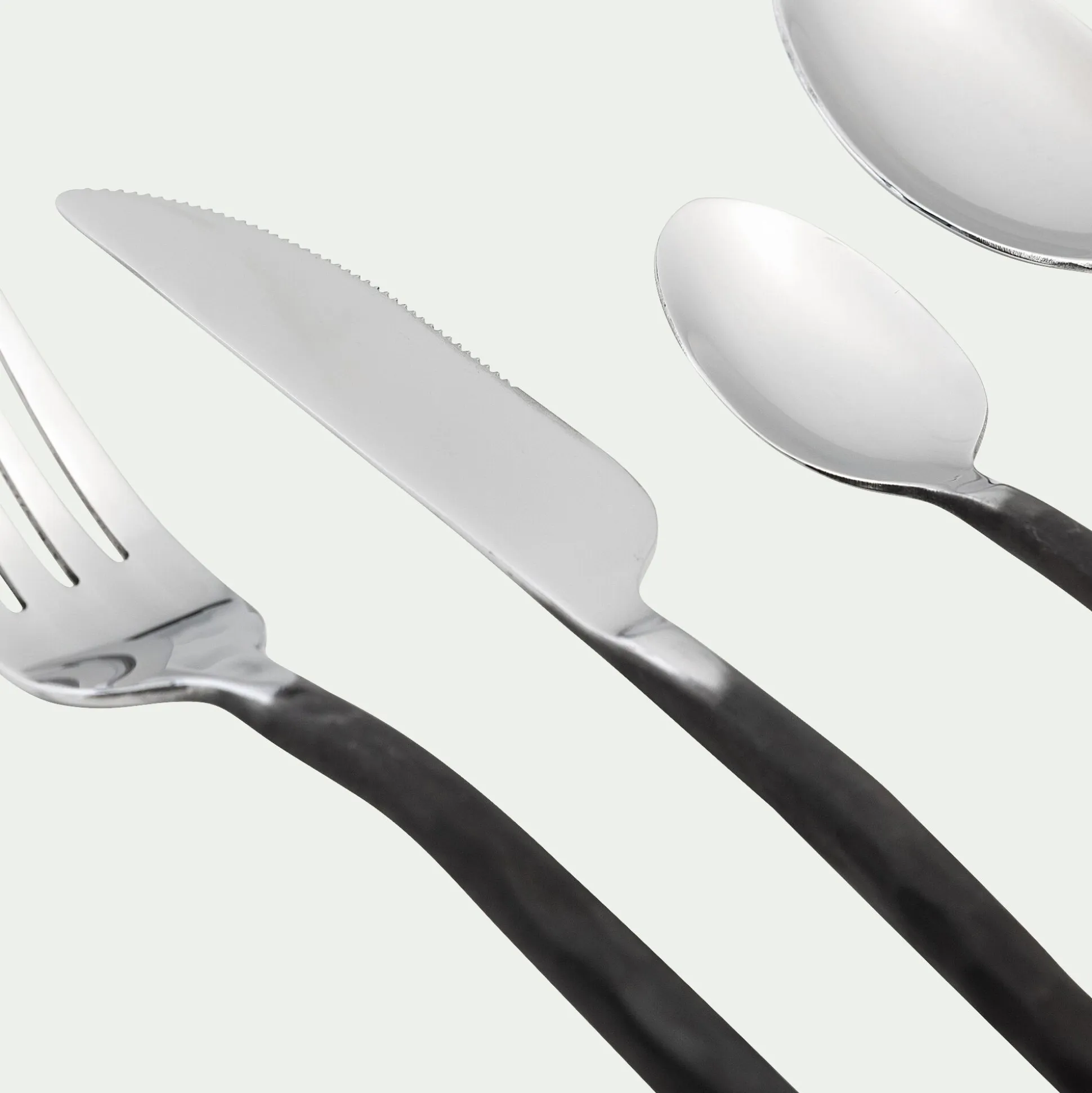 Ménagère 16 pièces en inox et manche noir