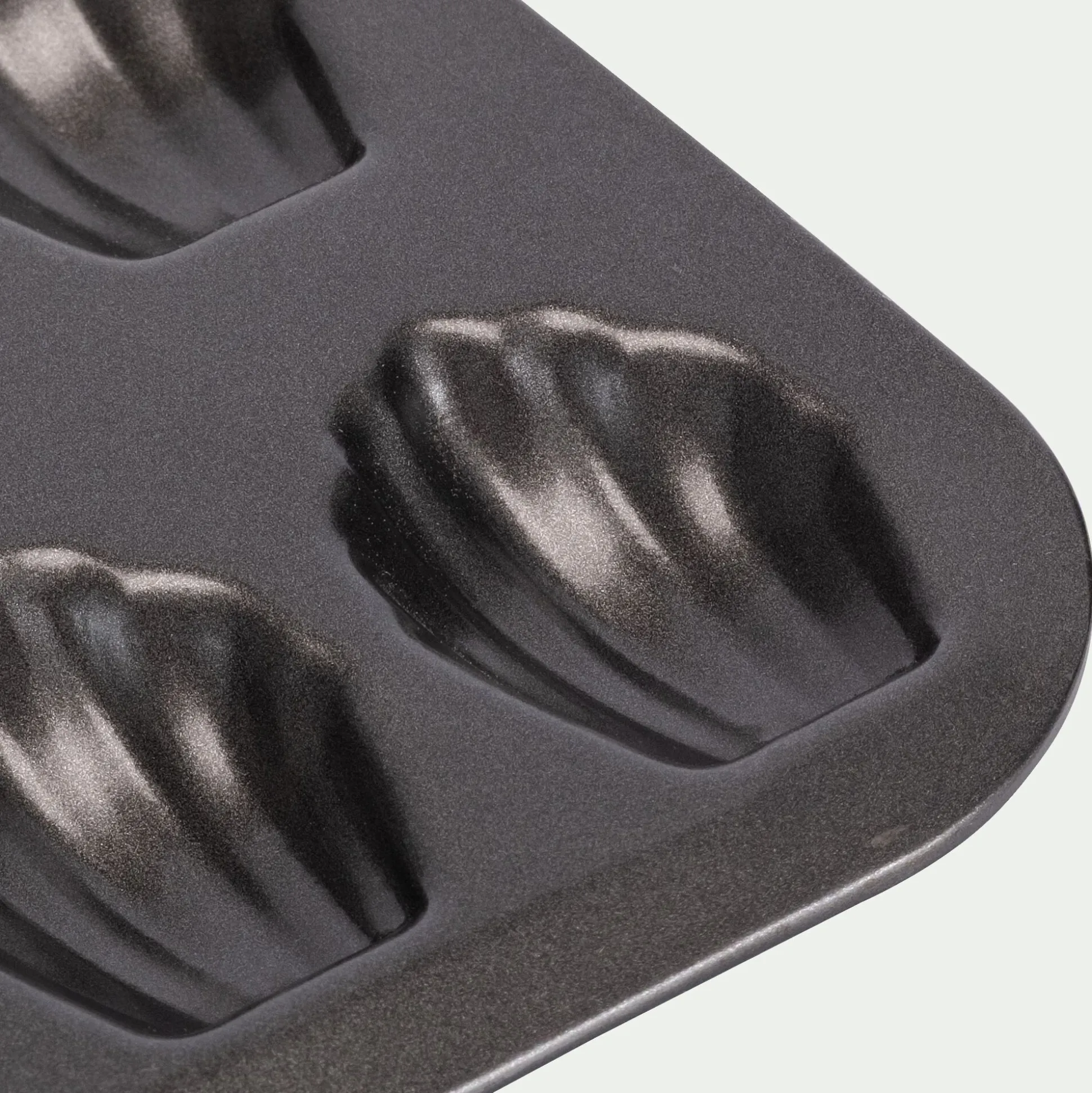 Moule à 20 madeleines en acier - gris anthracite