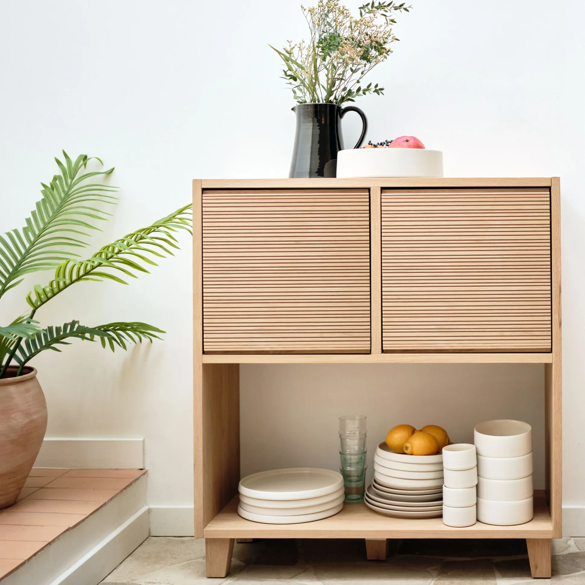 Petit buffet en bois de chêne avec portes striées - bois clair