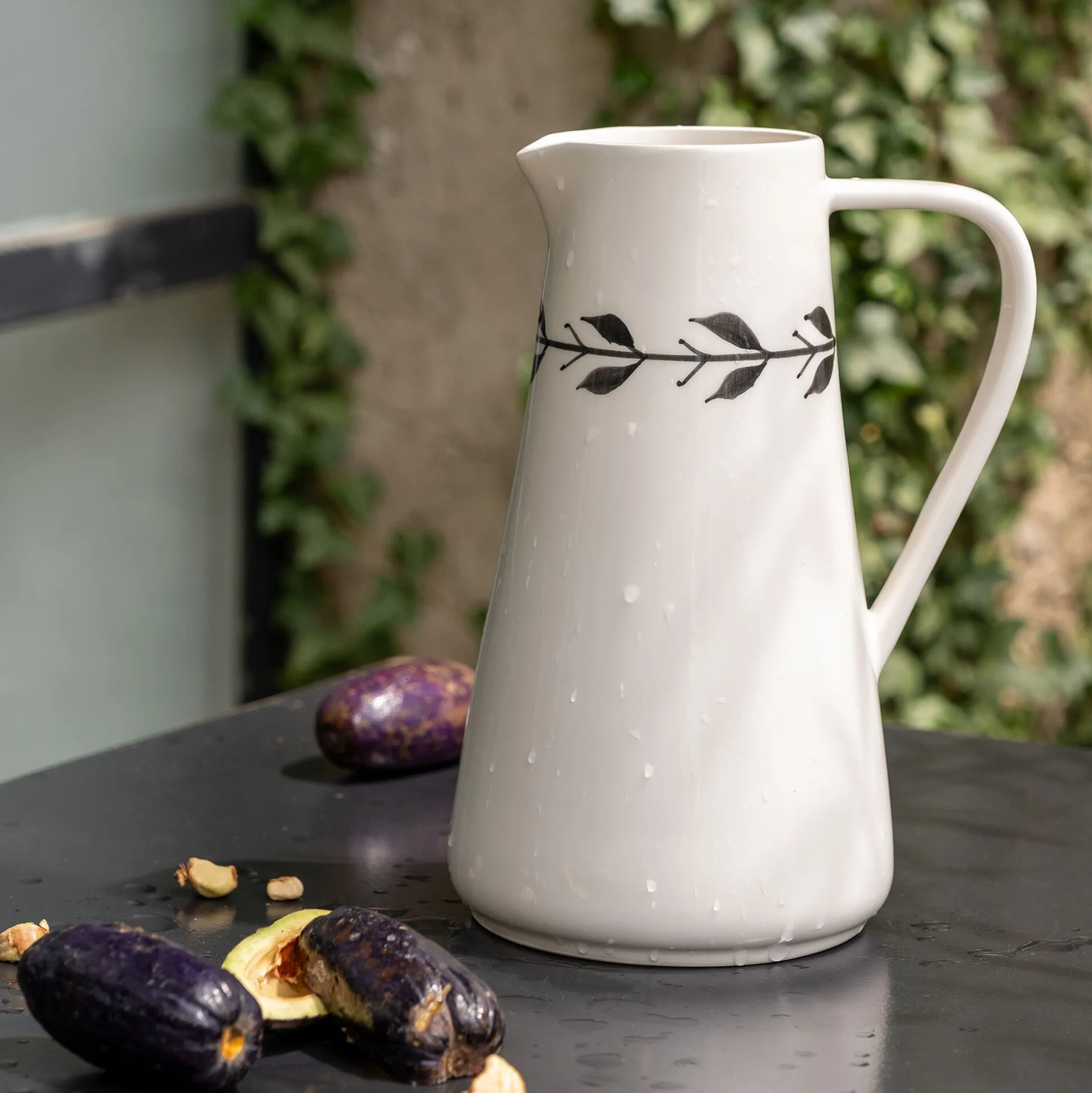 Pichet motif floral en faïence 1L - blanc