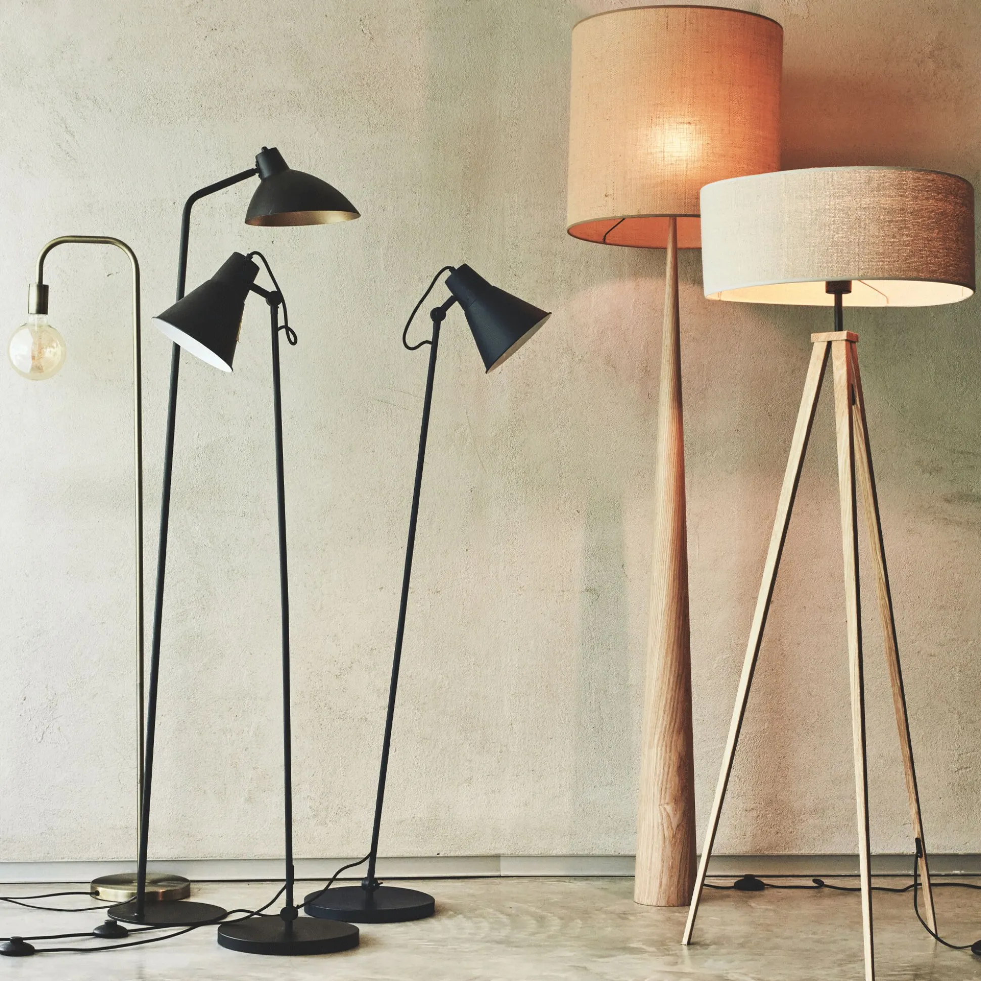Pied de lampadaire en métal effet bois - naturel H134,50cm
