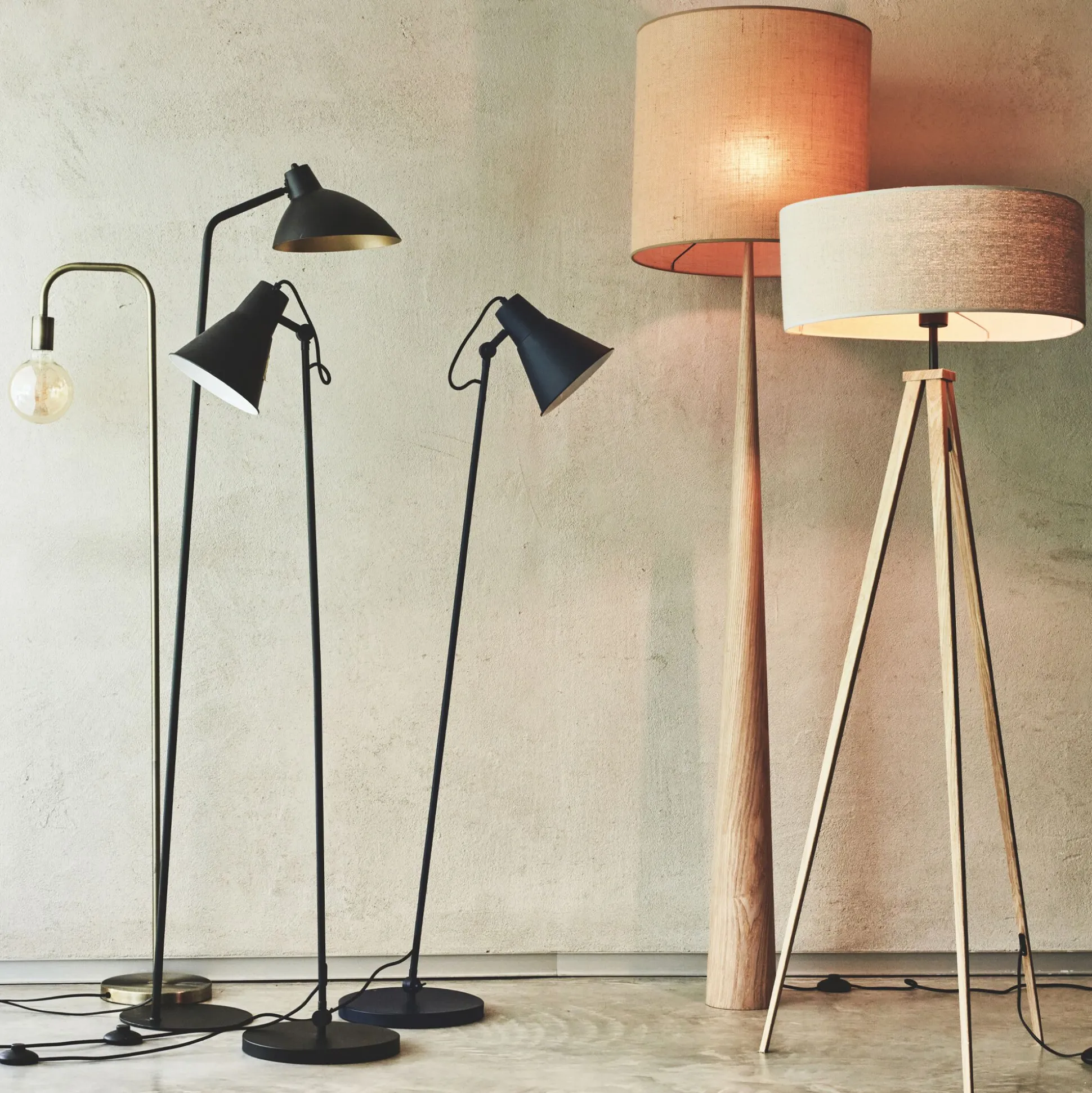 Pied de lampadaire en métal effet bois - naturel H134,50cm