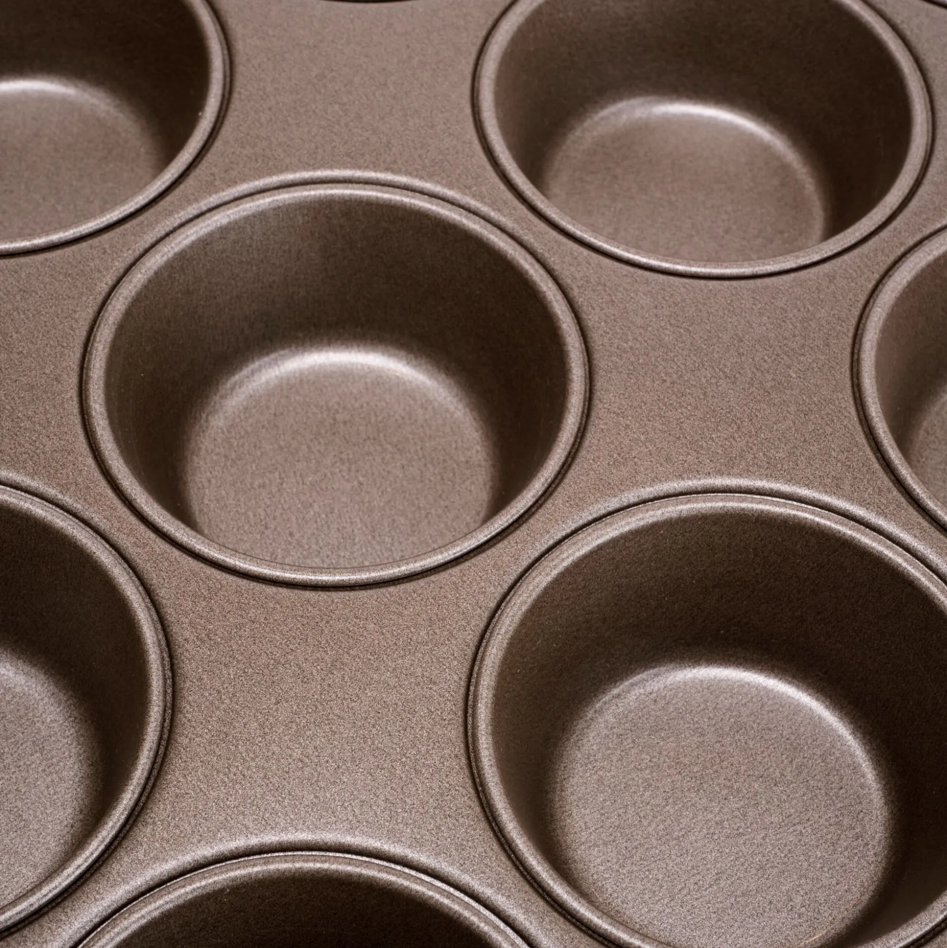 Plaque de cuisson pour 12 muffins en acier - marron