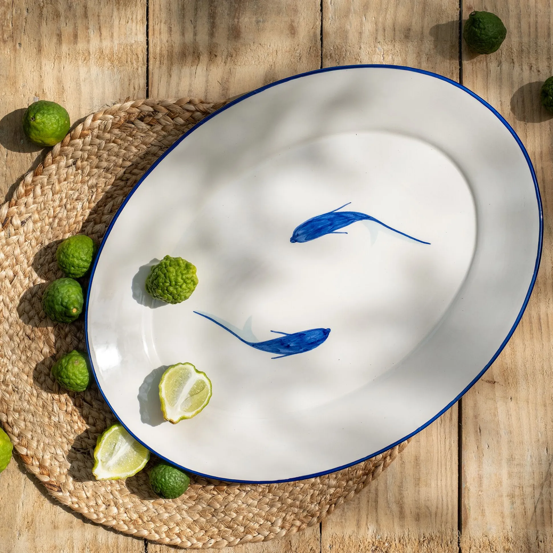 Plat de présentation ovale à motif poissons en faïence L40cm - blanc
