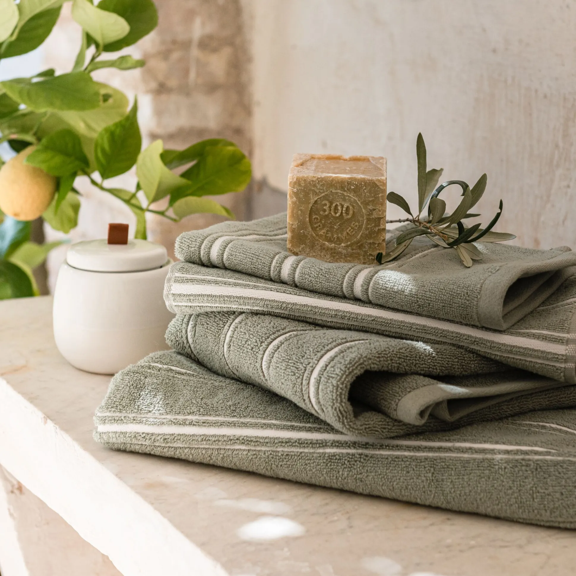 Serviette de toilette en coton - vert olivier 50x100cm
