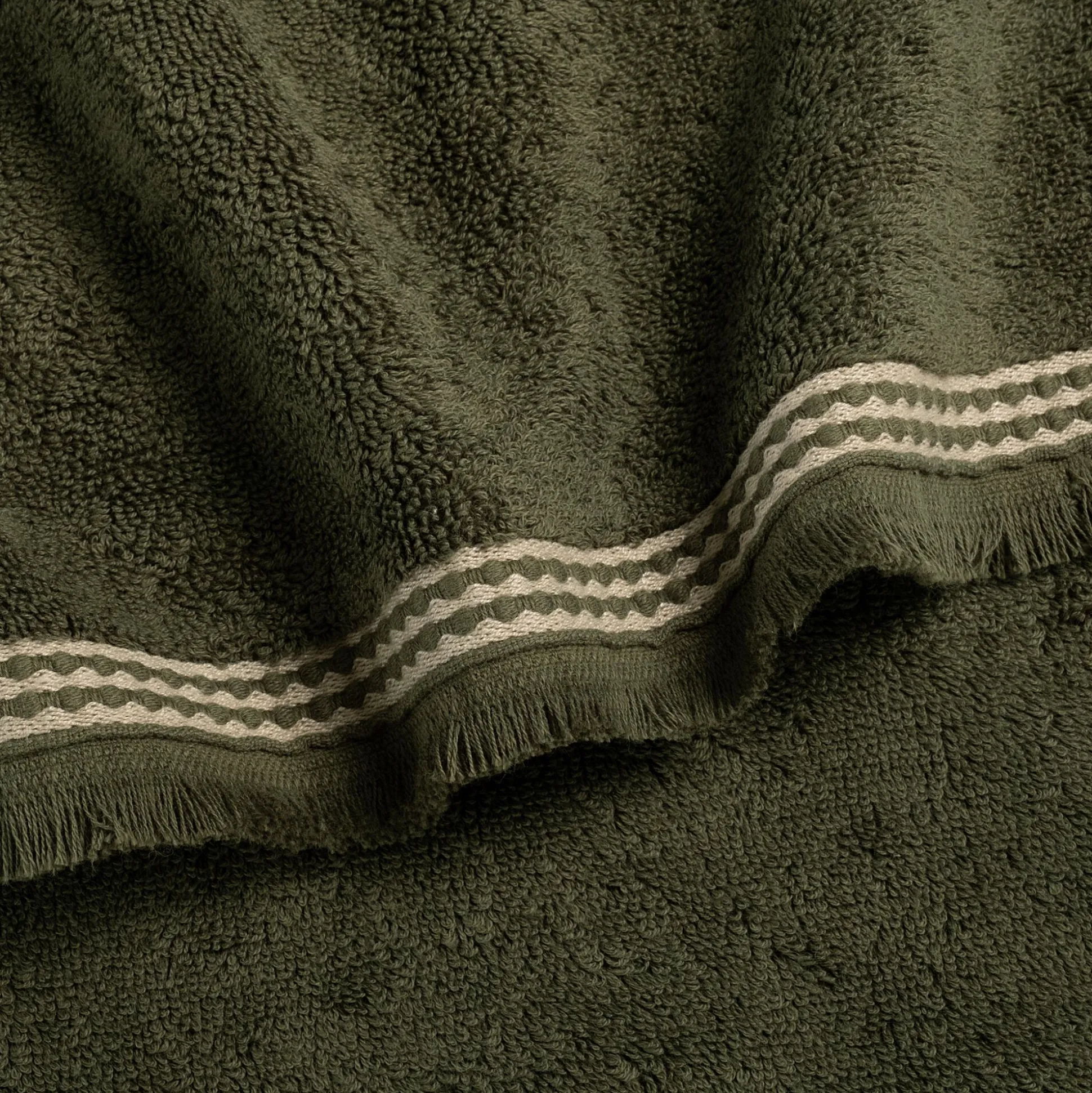 Serviette de toilette frangée en coton 50x100cm - vert cèdre