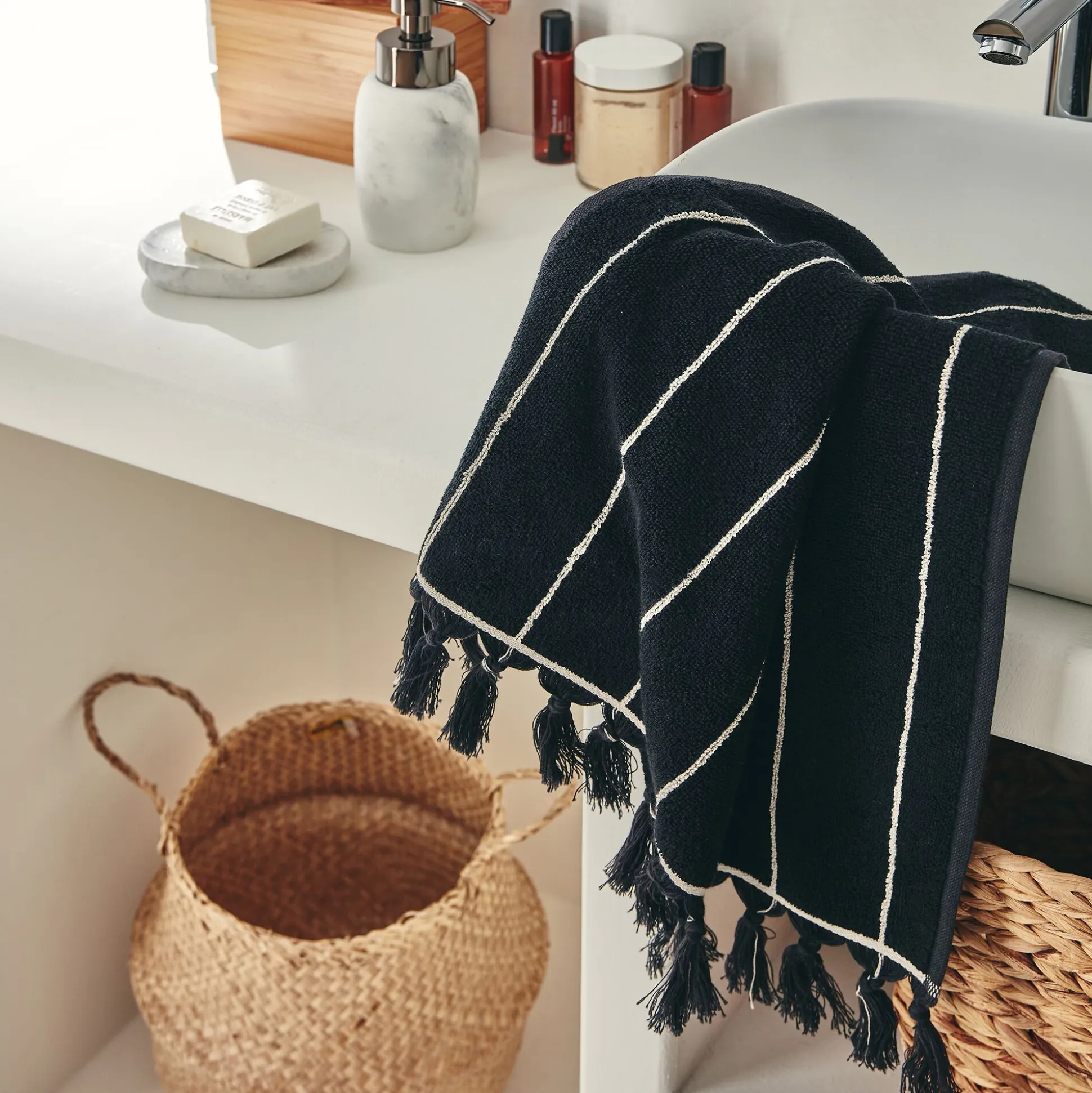 Serviette de toilette rayée en coton 50x100cm - noir