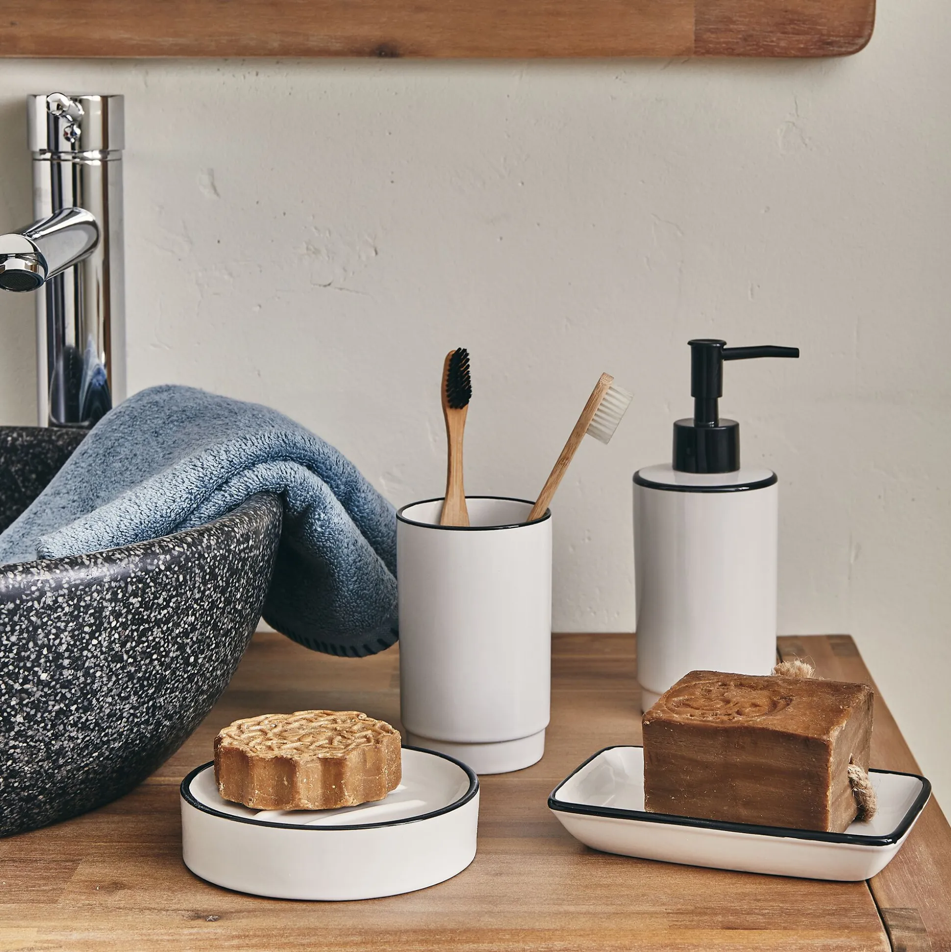 Set de salle de bain en grès - noir et blanc
