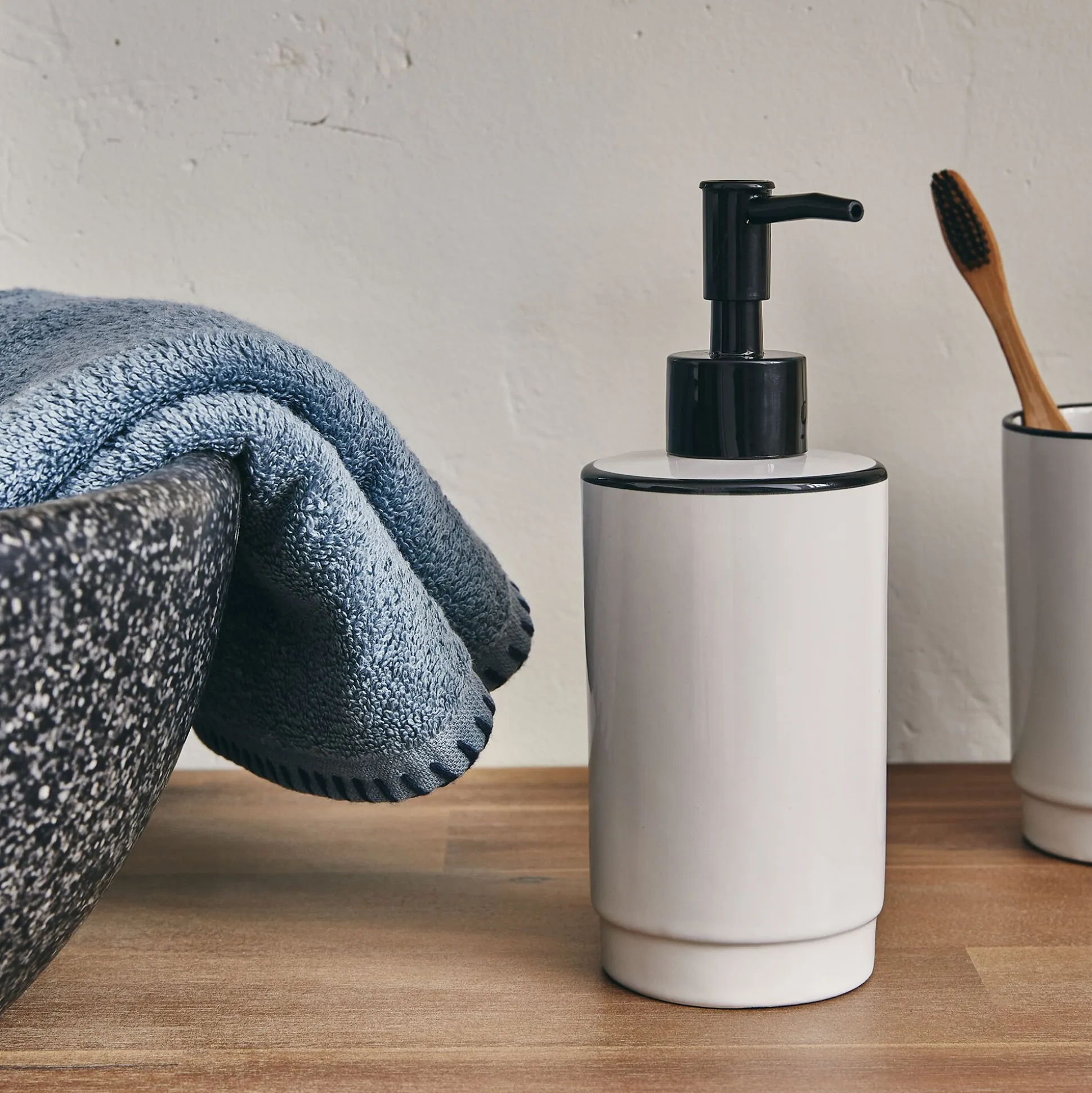 Set de salle de bain en grès - noir et blanc
