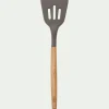 Spatule plate ajourée en bois et silicone - brun terre ombre