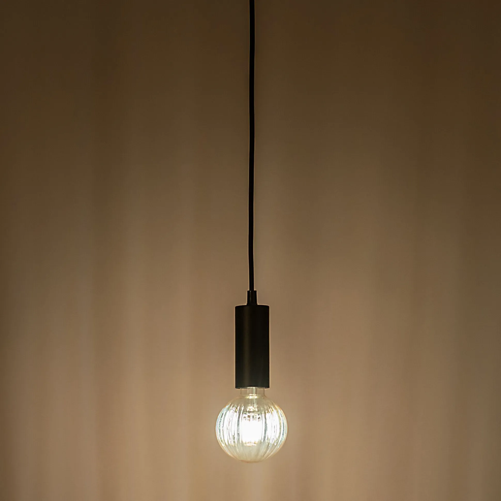 Suspension électrifiée en fer D10x150cm - noir