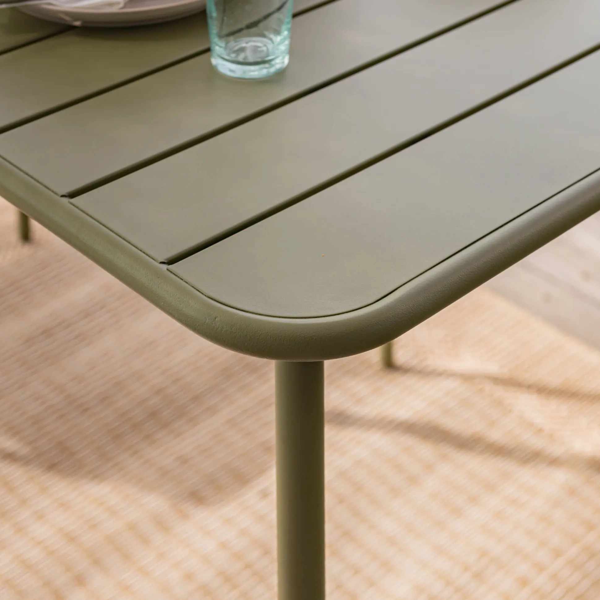 Table de repas jardin fixe carrée en acier - vert kaki (2 places)